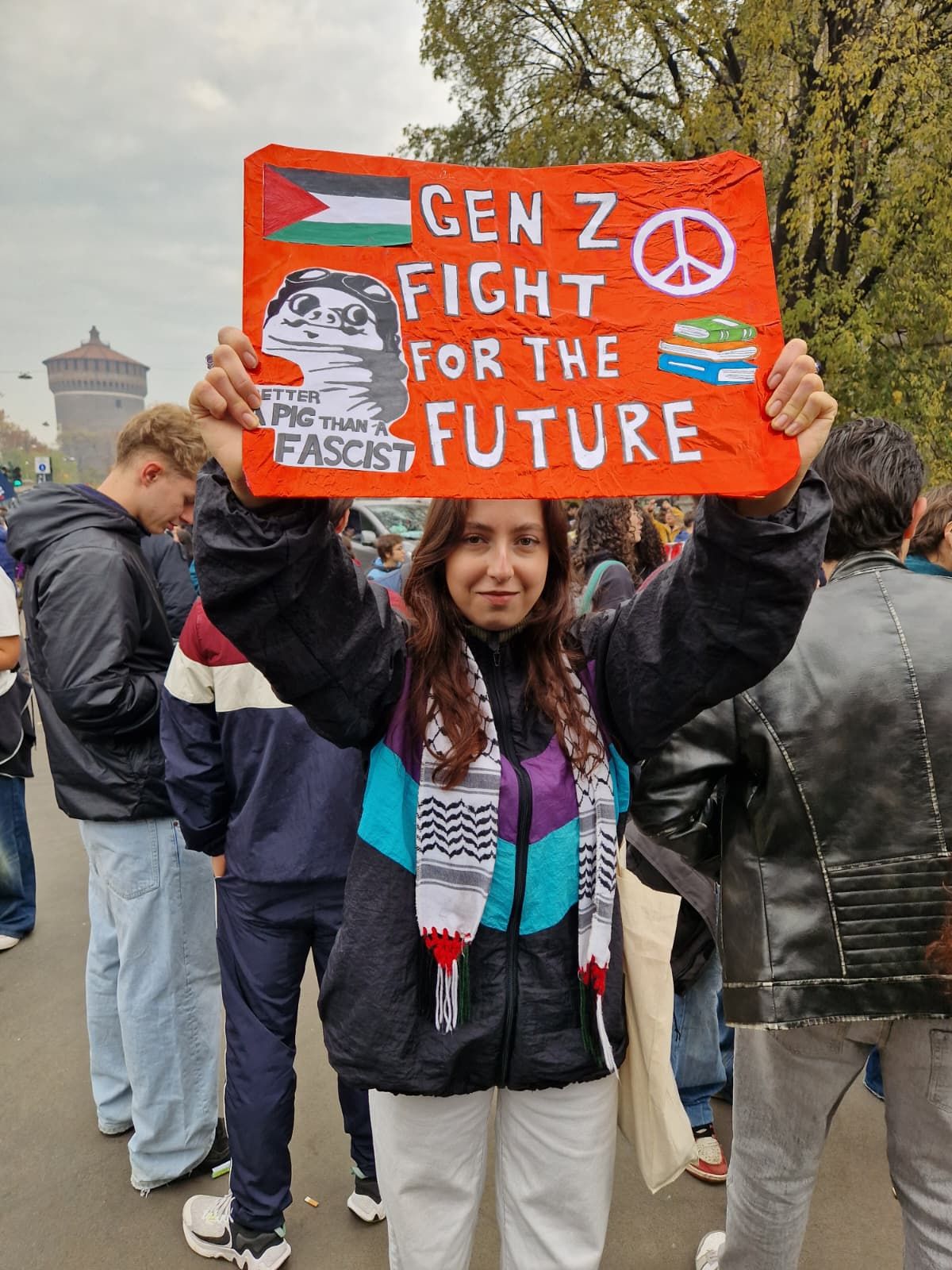 I cartelli degli studenti manifestanti a Milano