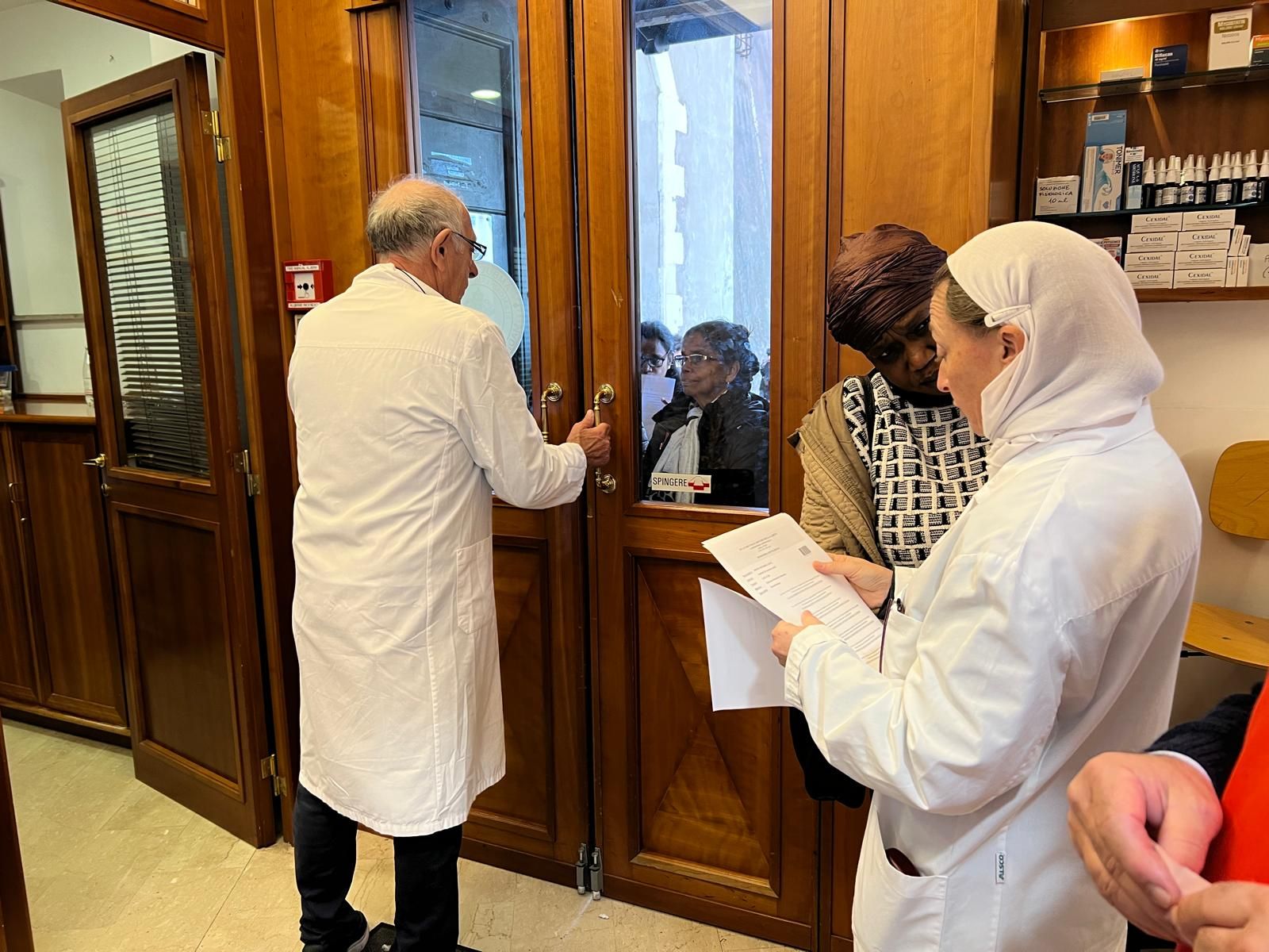 I paziente nell'ambulatorio dei Papi che cura i bisognosi sotto il colonnato di Bernini accanto alla Basilica di San Pietro / AVVENIRE
