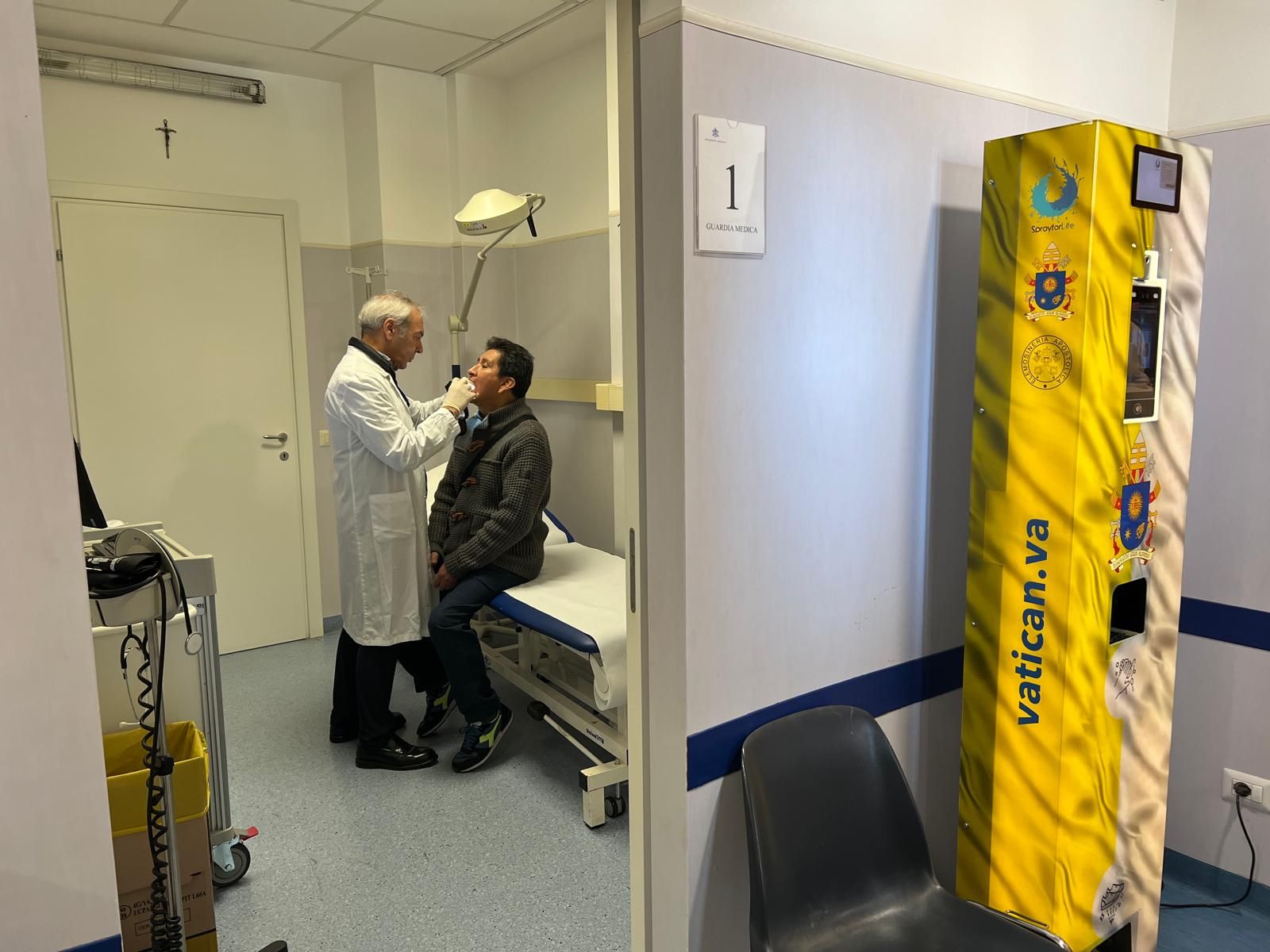 La visita di un paziente nell'ambulatorio dei Papi che cura i bisognosi sotto il colonnato di Bernini accanto alla Basilica di San Pietro / AVVENIRE