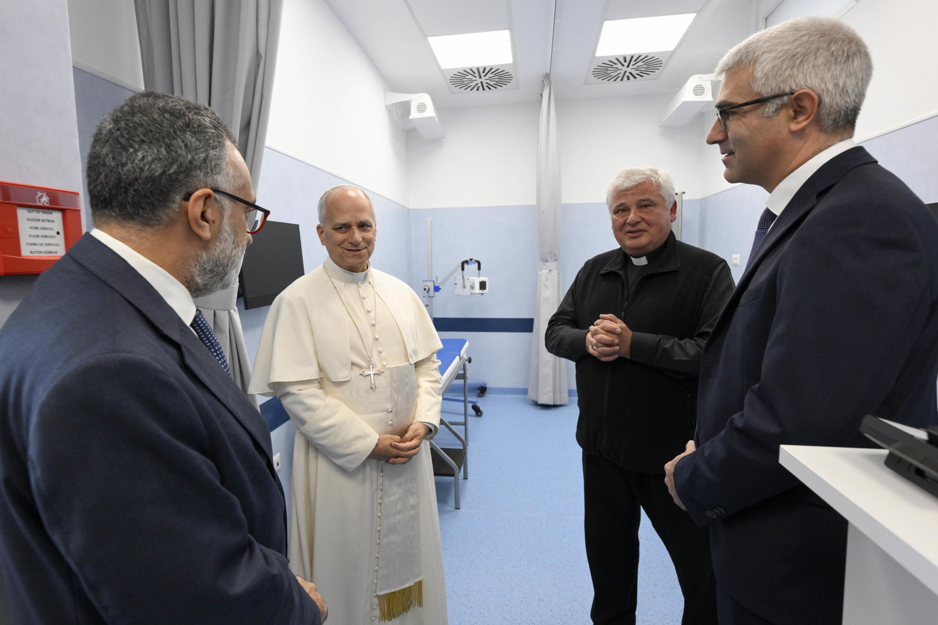 Leone XIV inaugura il nuovo presidio sanitario per i più bisognosi sotto il colonnato di piazza San Pietro. Il gesto in occasione del Giubileo dei poveri / ANSA/VATICAN MEDIA
