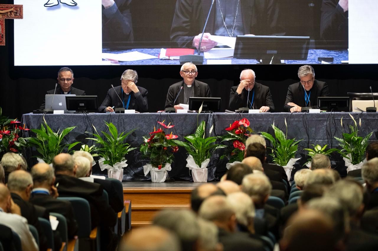 Il cardinale Matteo Zuppi, presidente della Cei, apre l'Assemblea generale dei vescovi italiani ad Assisi / SICILIANI