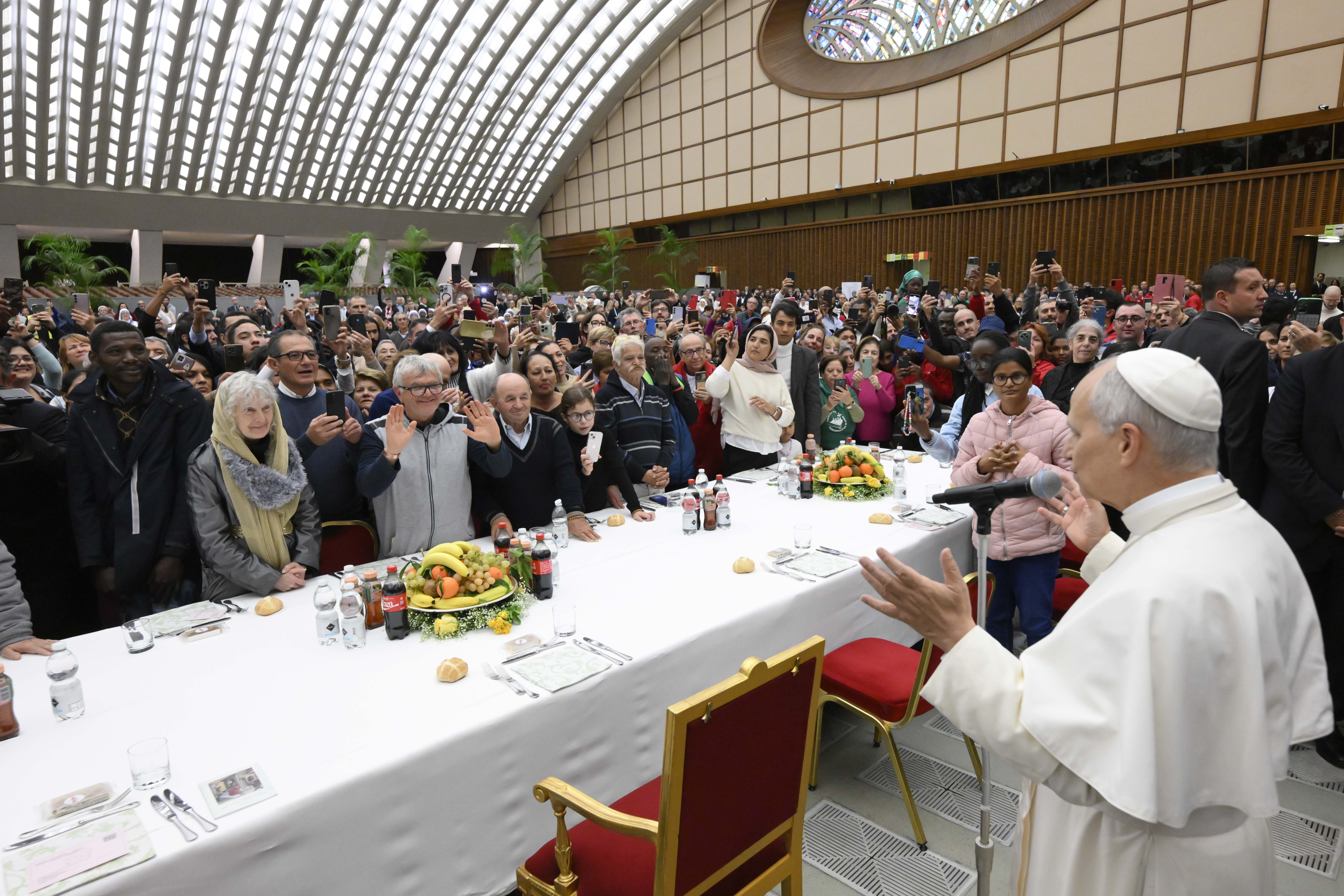 Papa Leone XIV a pranzo con i poveri nell'Aula Paolo VI in occasione del Giubileo dei poveri / VATICAN MEDIA
