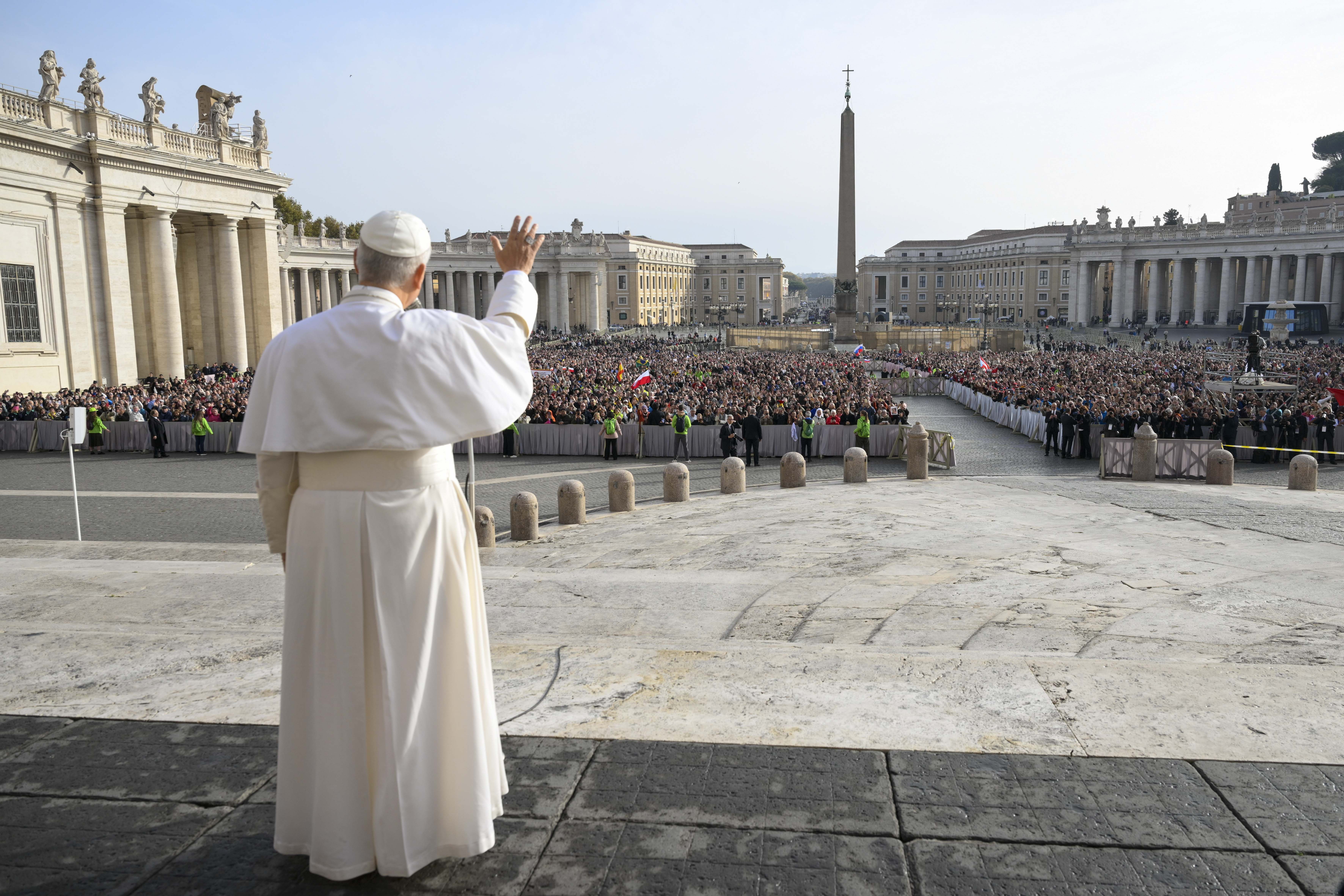 Papa Leone XIV a sorpresa sul sagrato della Basilica Vaticana per salutare la folla di pellegrini in occasione del Giubileo dei poveri / VATICAN MEDIA