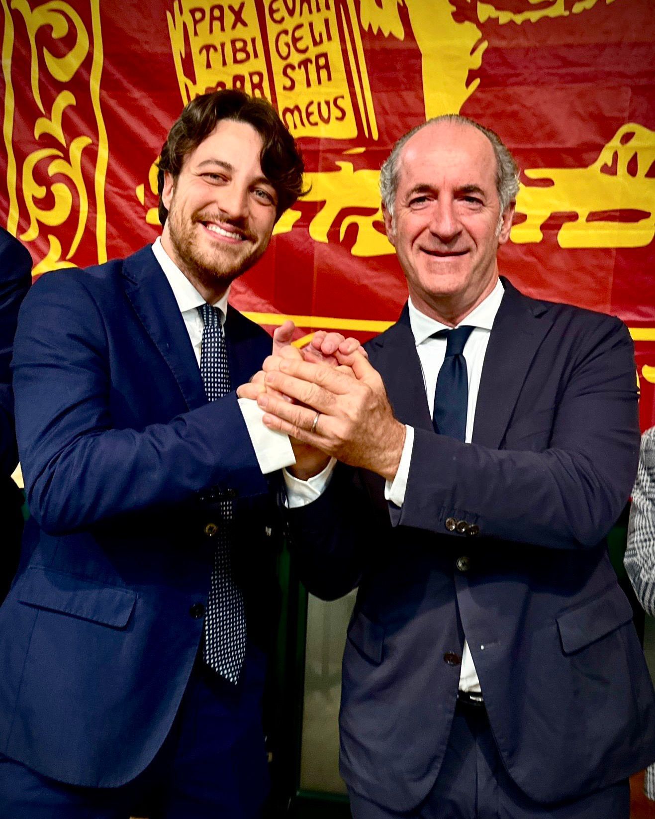 Alberto Stefani, candidato alla presidenza del Veneto per il centrodestra, insieme a Luca Zaia durante un’iniziativa elettorale