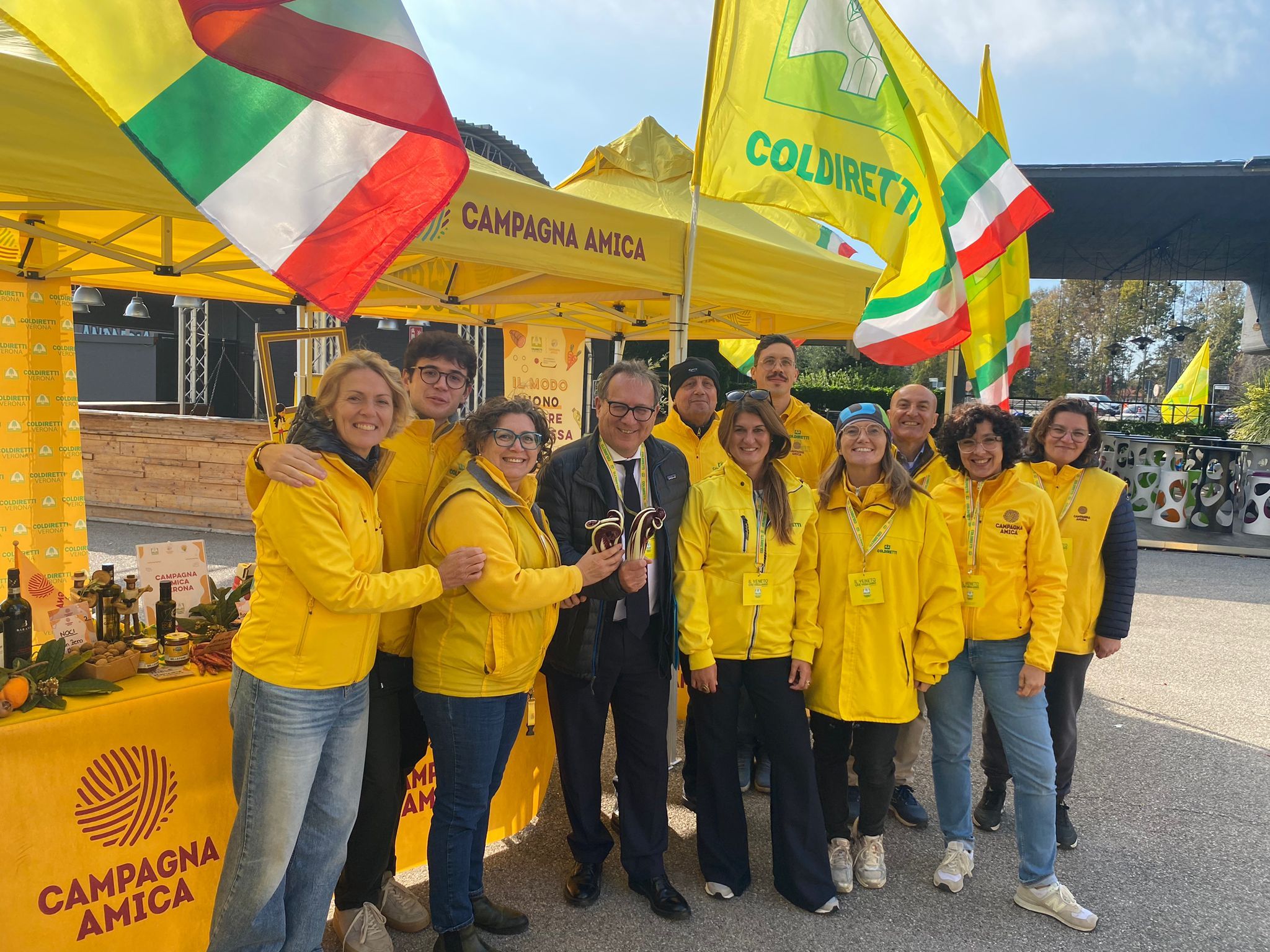 Giovanni Manildo, candidato presidente del centrosinistra, con i volontari di Coldiretti