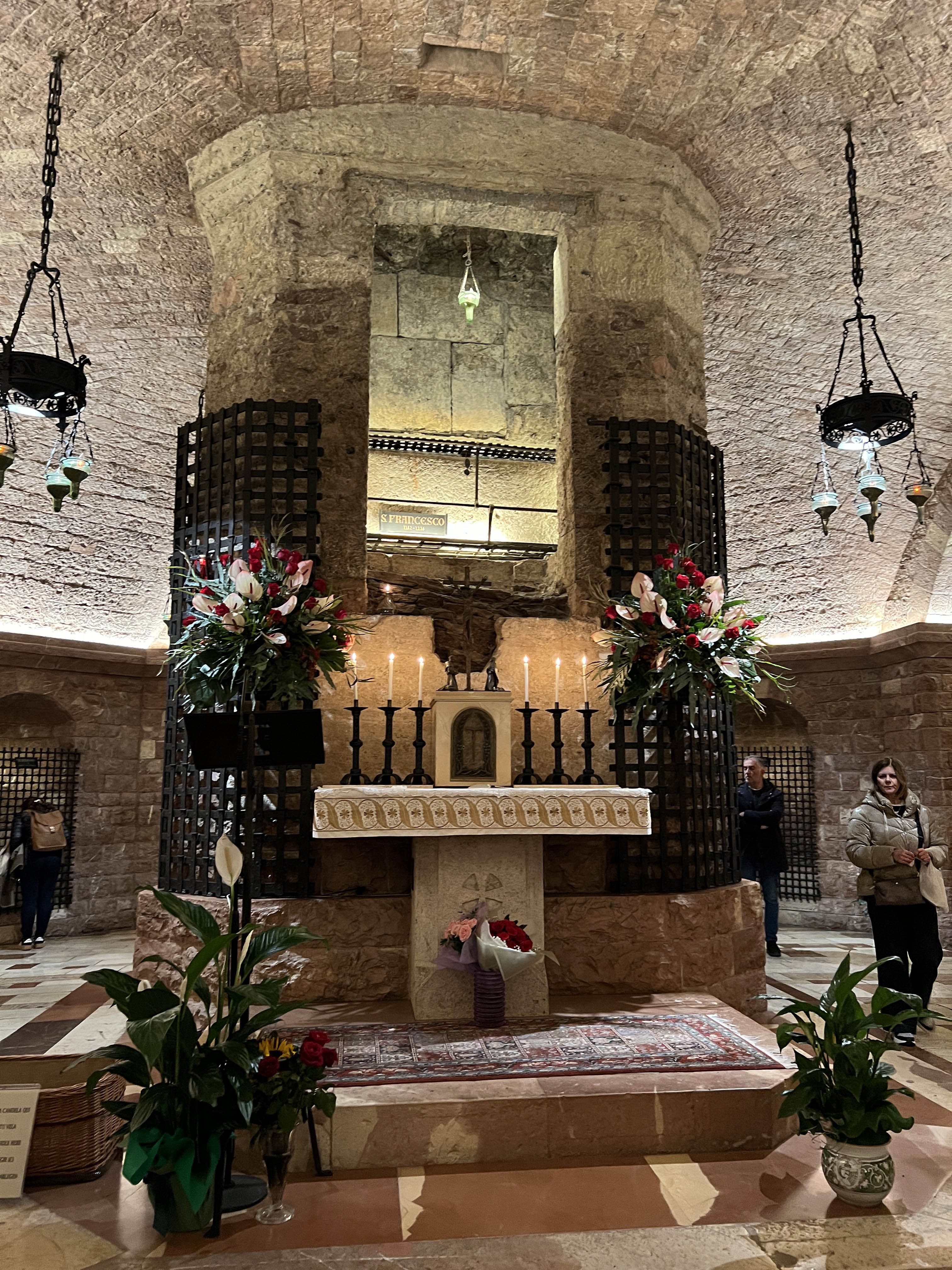 La tomba di San Francesco nella Basilica Inferiore di Assisi dove si recherà in preghiera Leone XIV / AVVENIRE