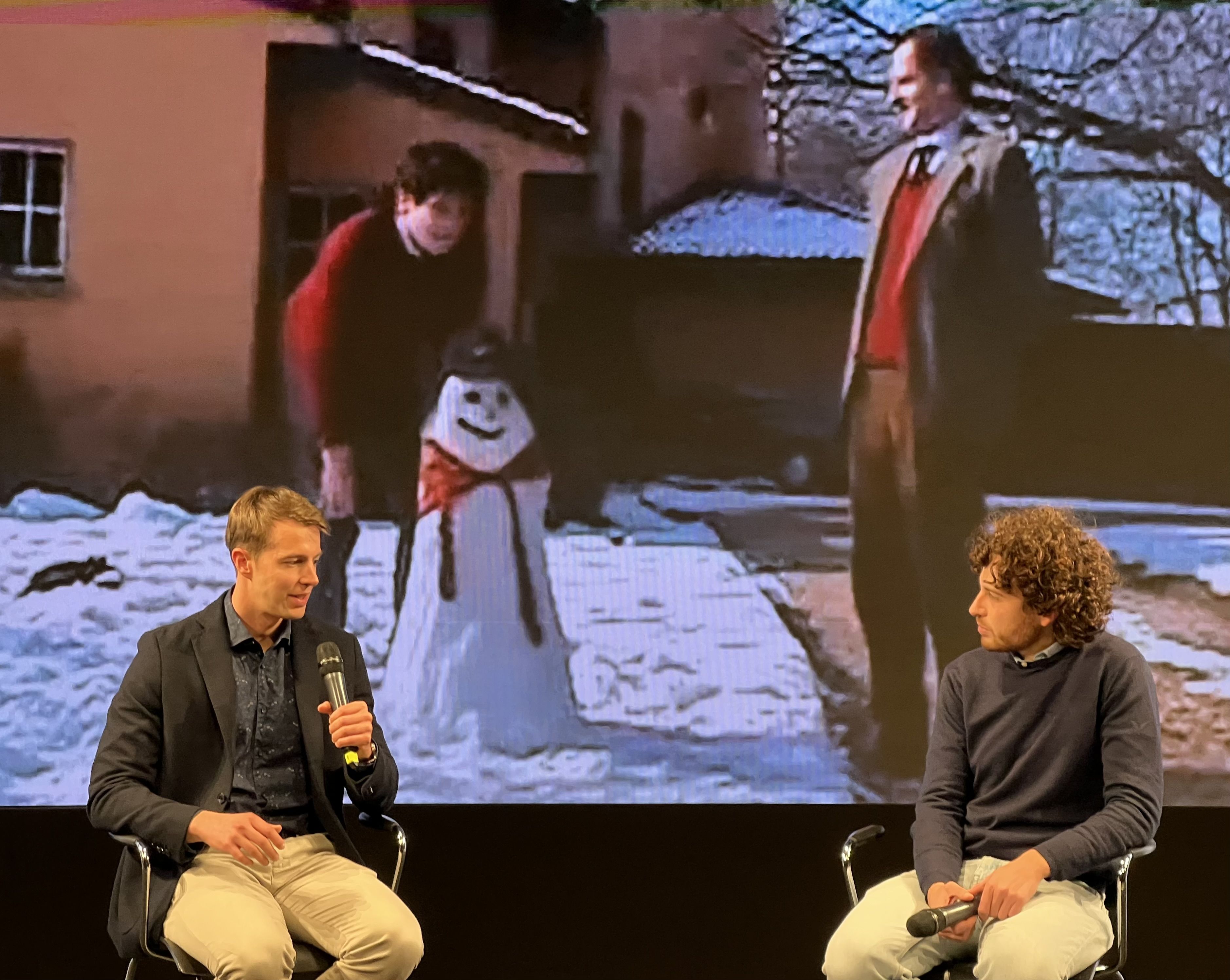 Uno scatto dell'evento del 18 novembre 2025 dedicato ad Acutis. Sulla sinistra Federico Oldani, amico d'infanzia di San Carlo Acutis; sulla destra, il giornalista Andrea Ceredani, curatore del podcast "CARLO. Sui passi di Acutis".