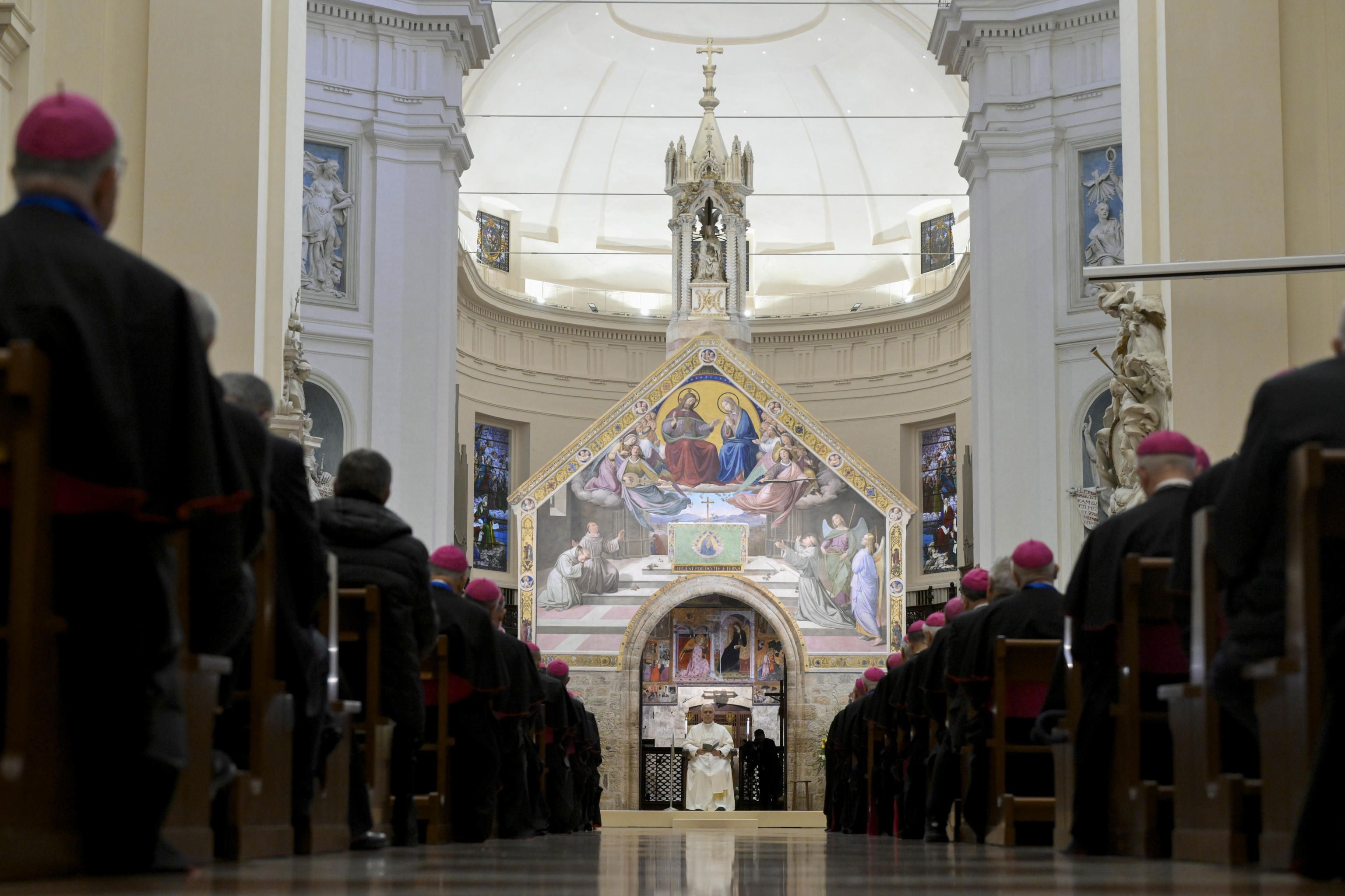L'incontro di papa Leone XIV con i vescovi italiani ad Assisi nella Basilica di Santa Maria degli Angeli / VATICAN MEDIA