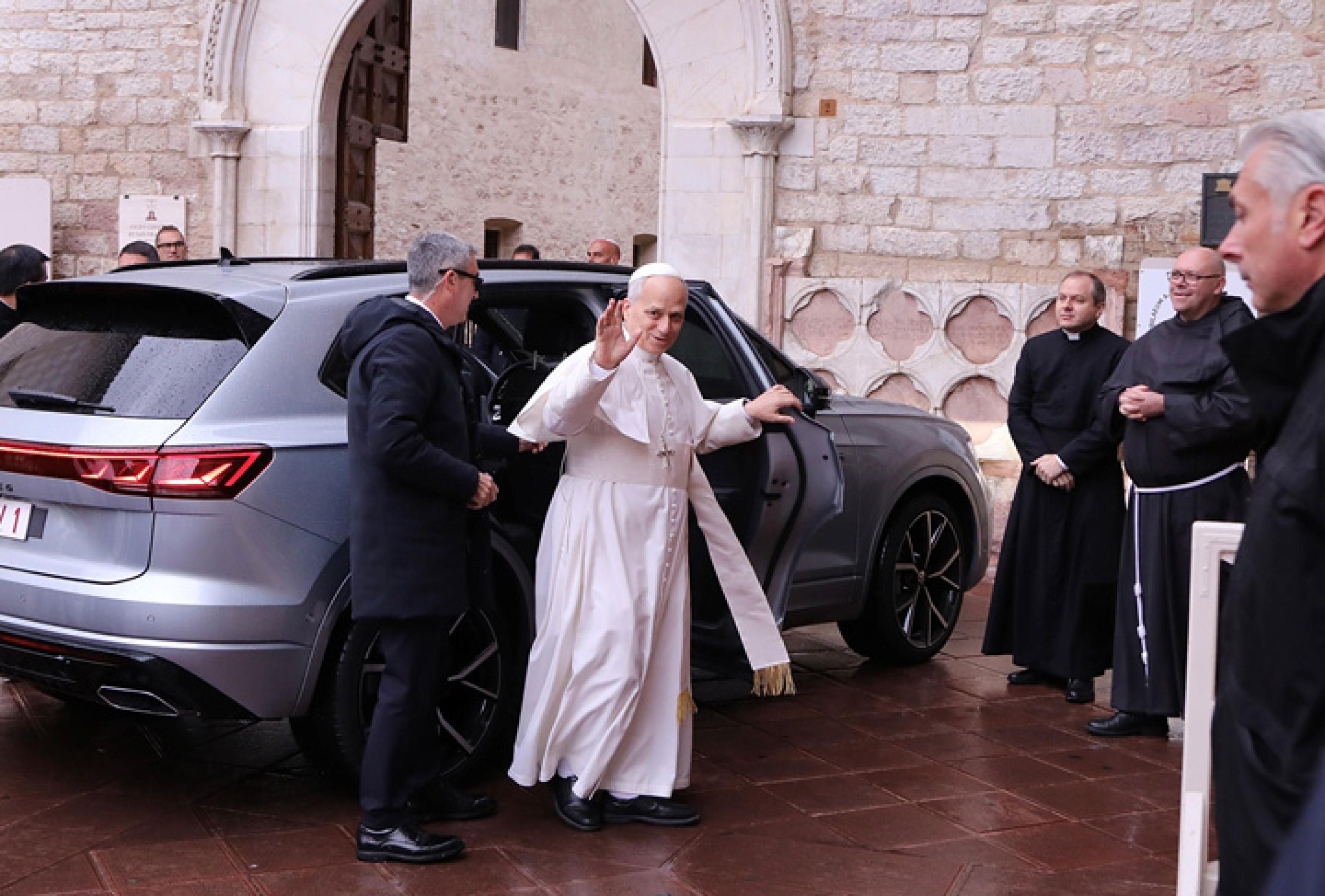 L'arrivo di papa Leone XIV al Sacro Convento di Assisi per pregare sulla tomba di san Francesco nella Basilica Inferiore / ANSA