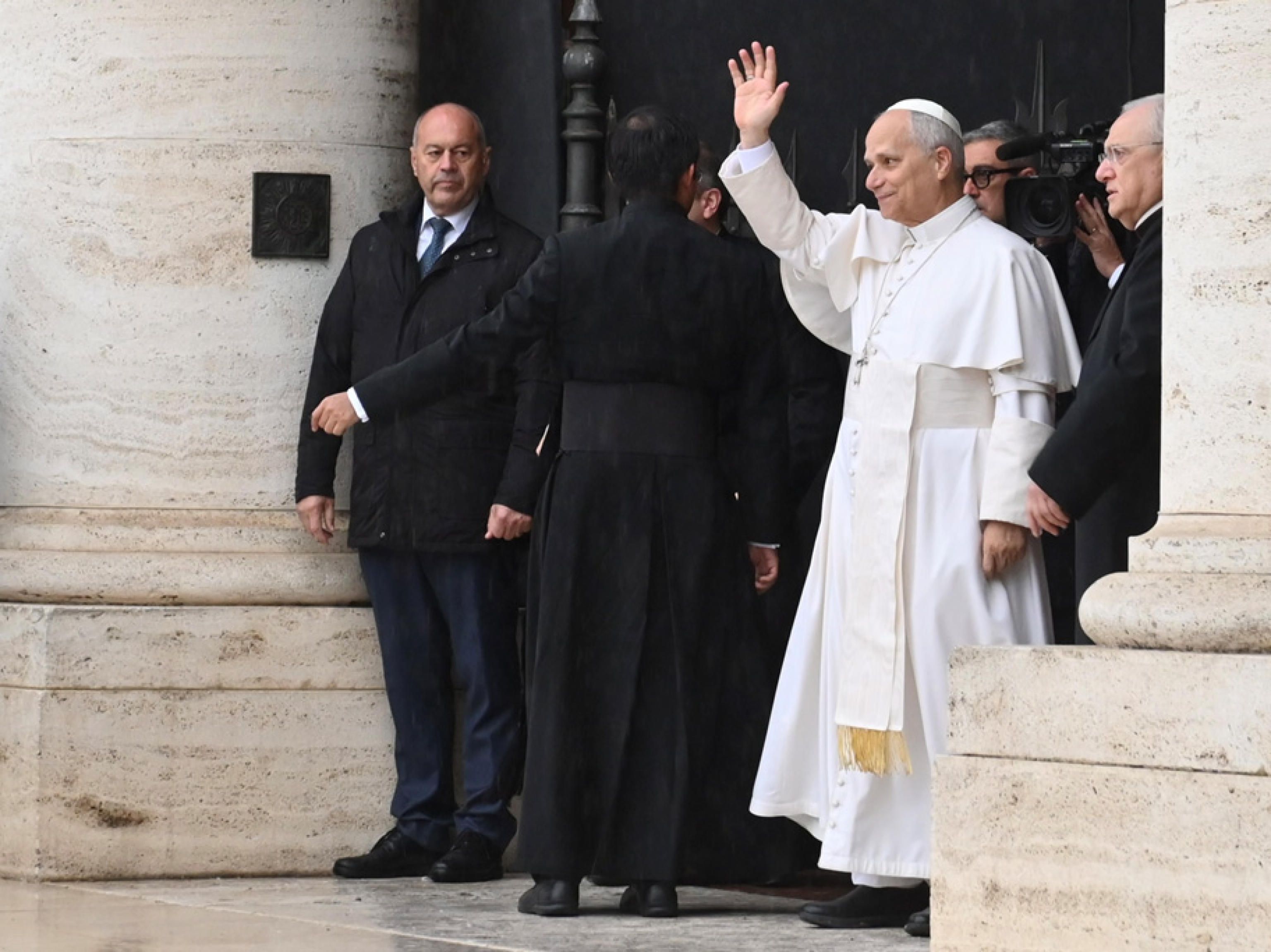 Papa Leone XIV saluta la piccola folla davanti alla Basilica di Santa Maria degli Angeli ad Assisi prima di incontrare i vescovi italiani / ANSA