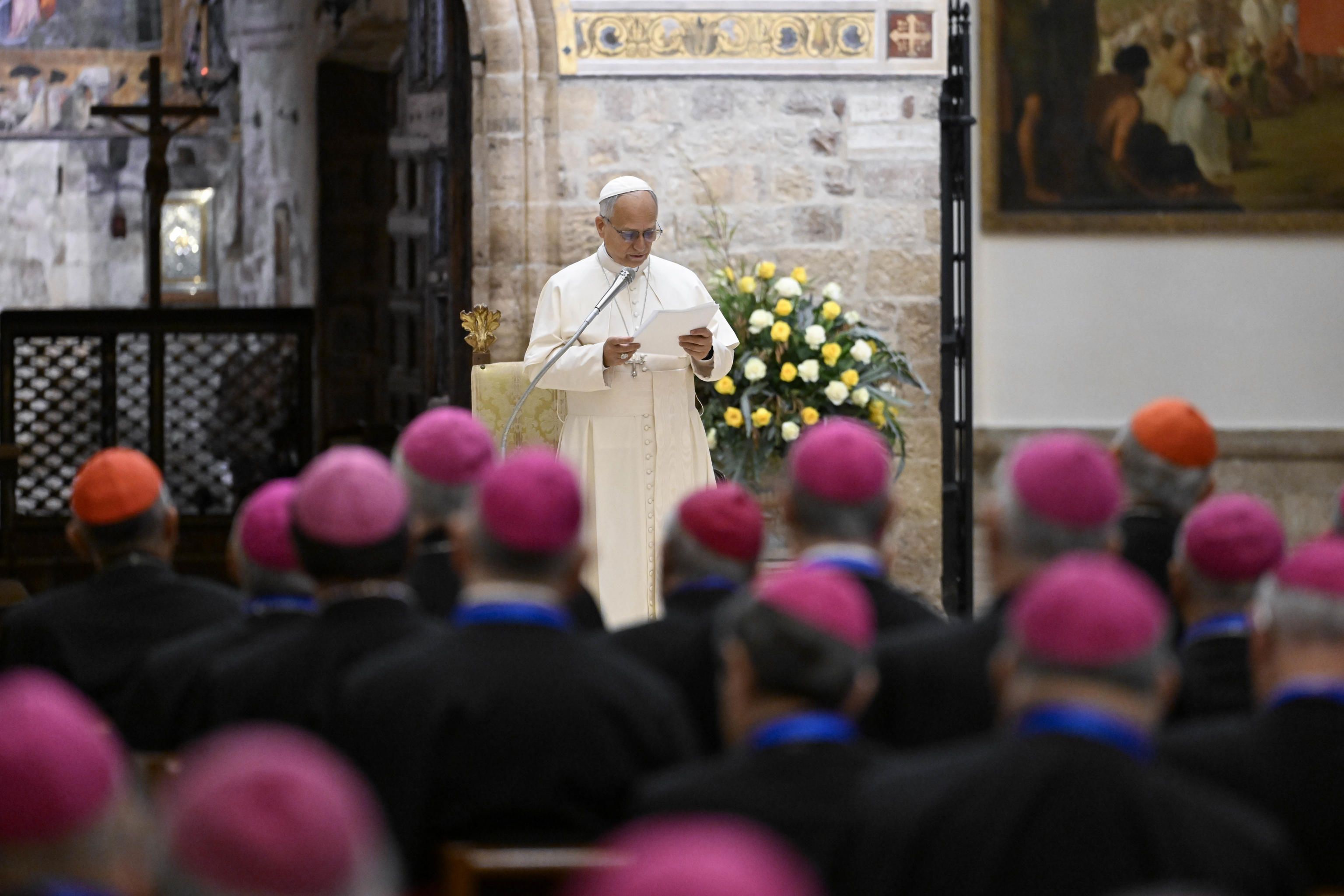 L'incontro di papa Leone XIV con i vescovi italiani ad Assisi nella Basilica di Santa Maria degli Angeli / VATICAN MEDIA