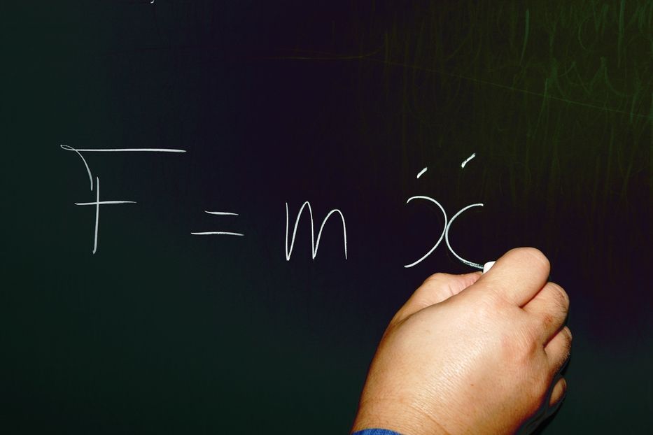 La seconda legge di inerzia di Newton su una lavagna /Icp