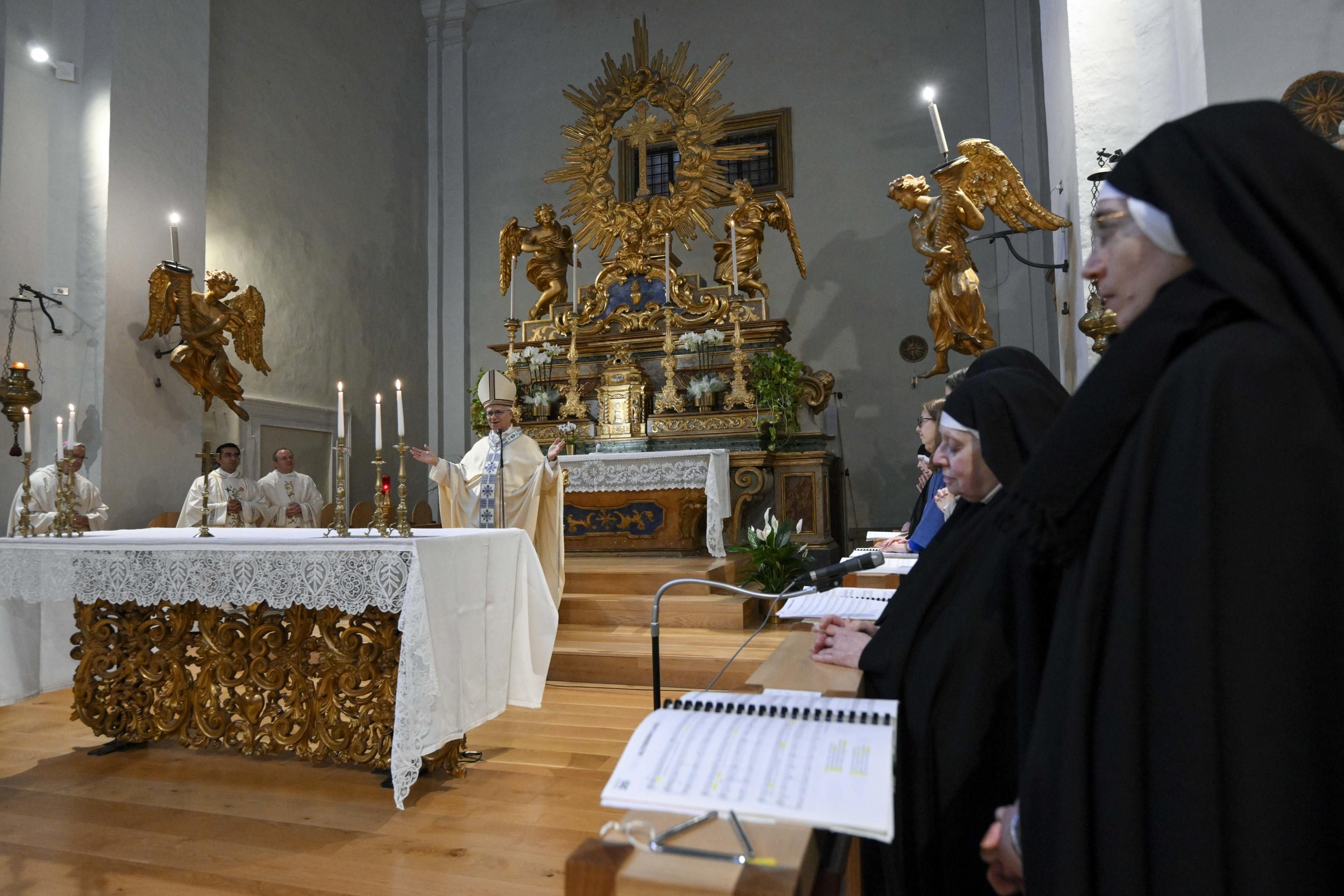 Leone XIV presiede la Messa nella chiesa del monastero delle agostiniane di Montefalco in Umbria / VATICAN MEDIA