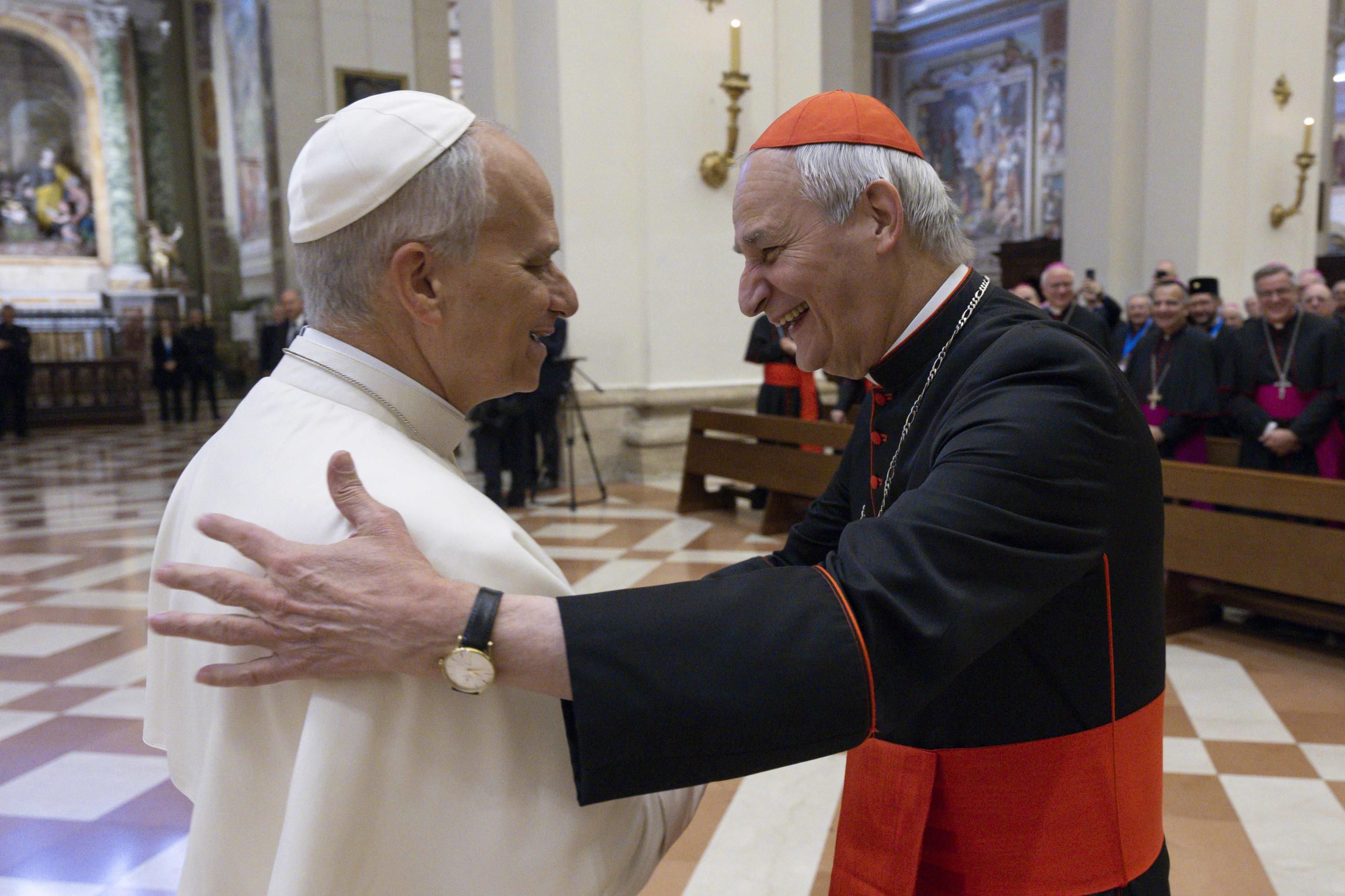 Leone XIV con il cardinale Matteo Zuppi, presidente della Cei, all'inizio dell'incontro del Papa con i vescovi italiani ad Assisi nella Basilica di Santa Maria degli Angeli / VATICAN MEDIA