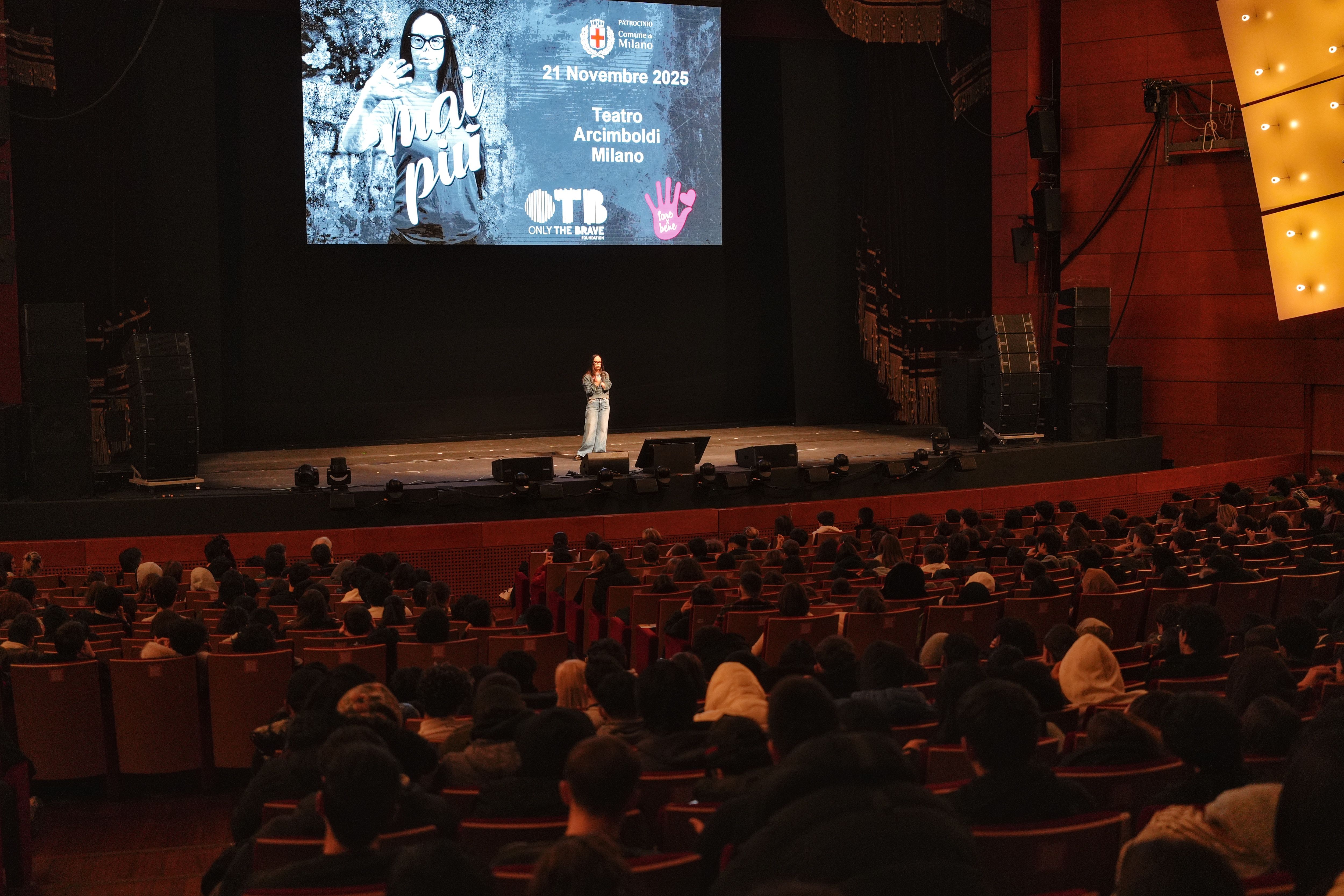 Valentina Pitzalis sul palco del teatro Arcimboldi di Milano