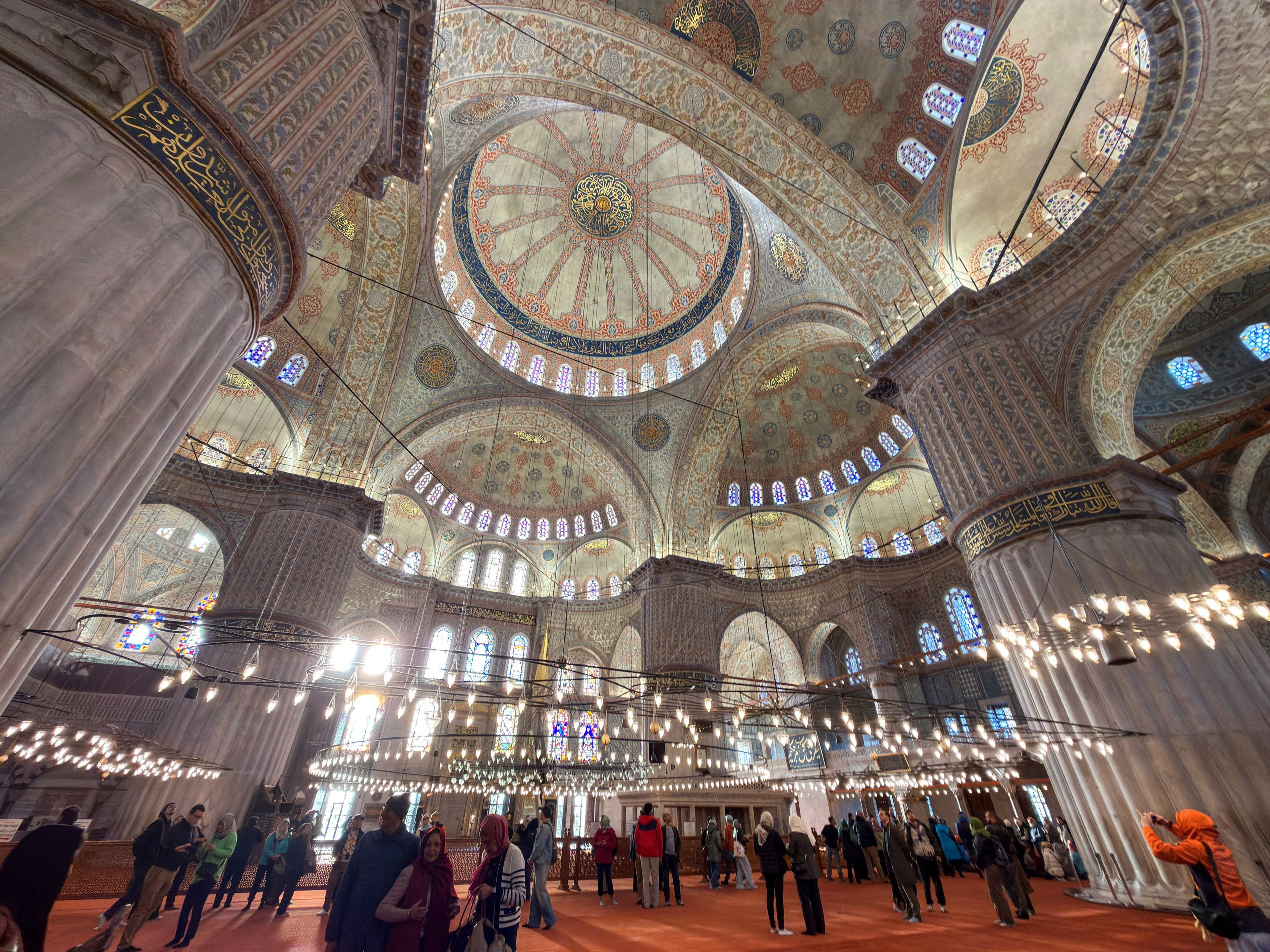 La Moschea blu a Istanbul che sarà visitata da Leone XIV / REUTERS