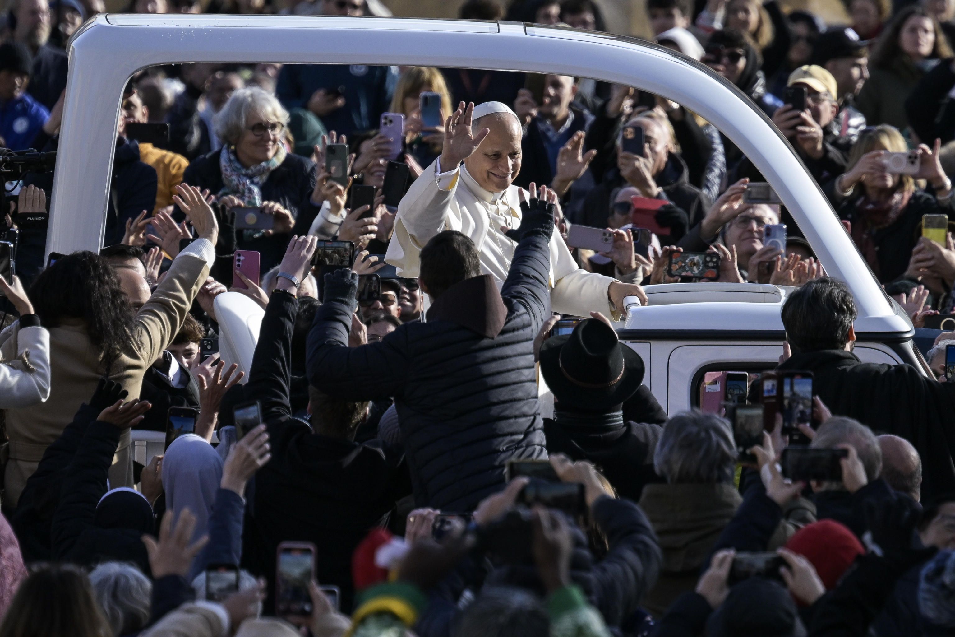 Papa Leone XIV saluta i fedeli in piazza San Pietro prima dell'udienza generale, 26/11/25