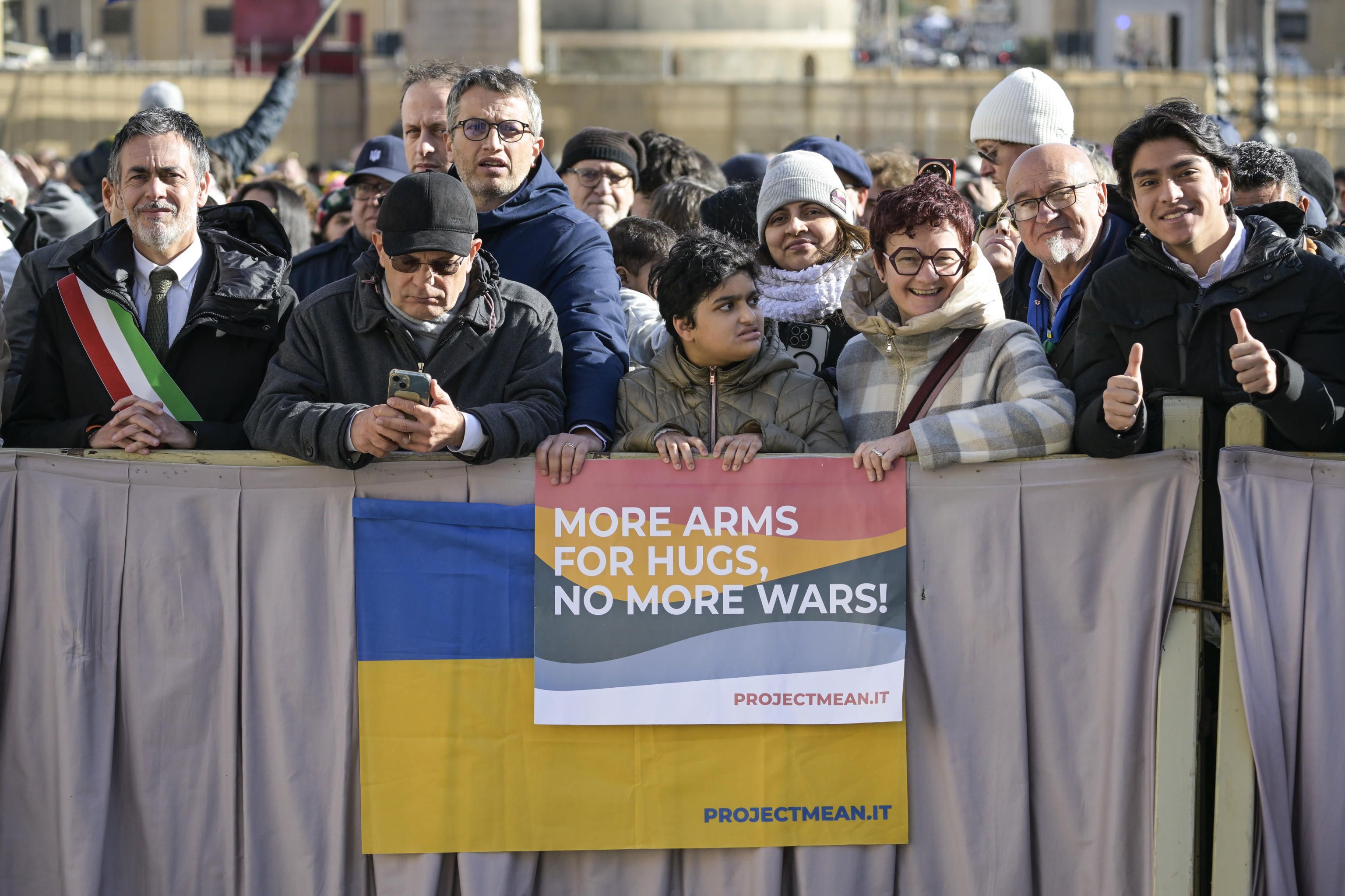 Fedeli in piazza San Pietro per l'udienza generale con papa Leone XIV, 26/11/25