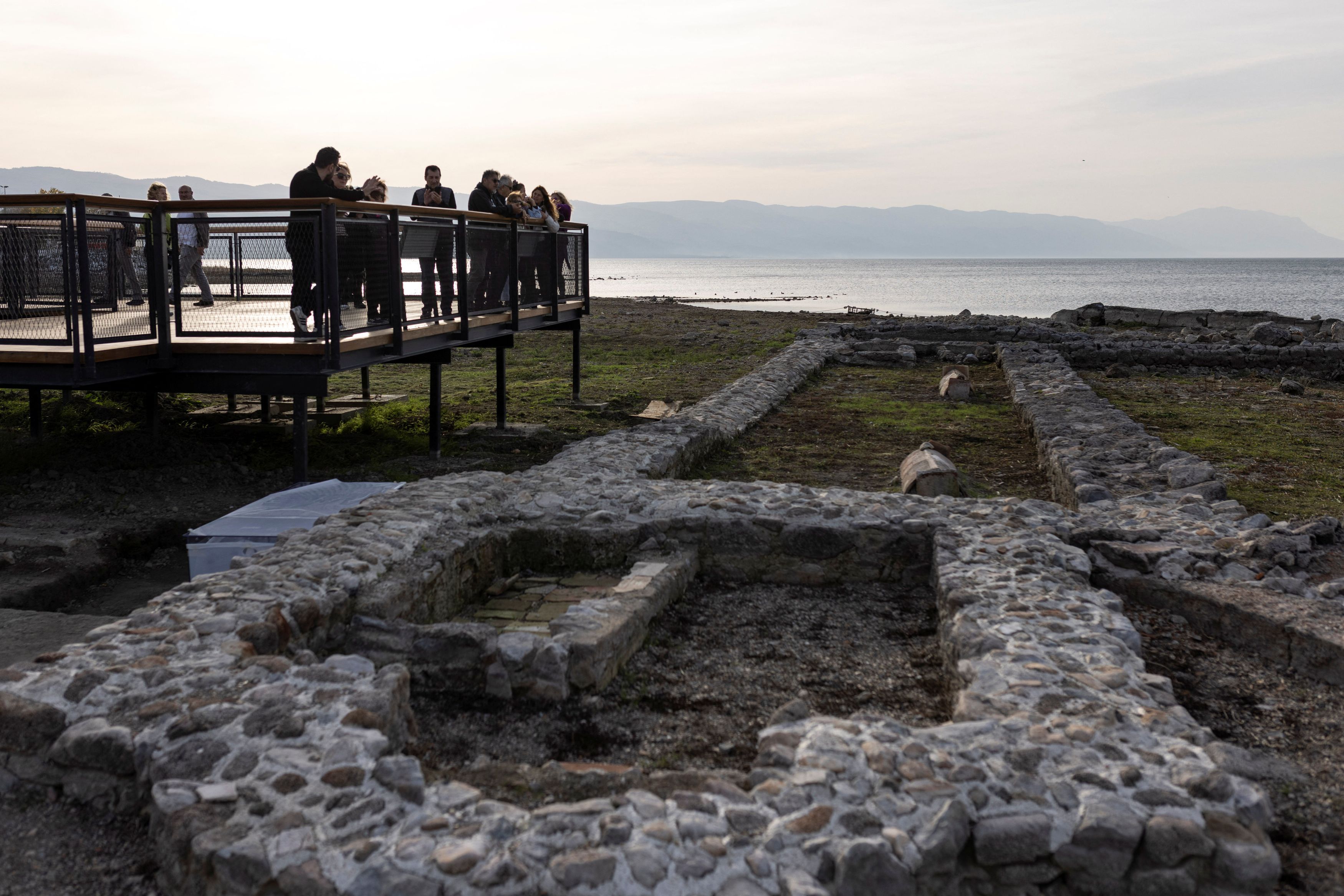 

&nbsp;Iznikl, attuale nome di&nbsp;Nicea,&nbsp;dove il Papa, il patriarca ecumenico di Costantinopoli, Bartolomeo I, e i rappresentanti di venti Chiese e comunità cristiane si riuniranno in preghiera fra gli scavi archeologici dell’antica Basilica di San Neofito per celebrare&nbsp;i 1.700 anni del primo Concilio ecumenico / REUTERS