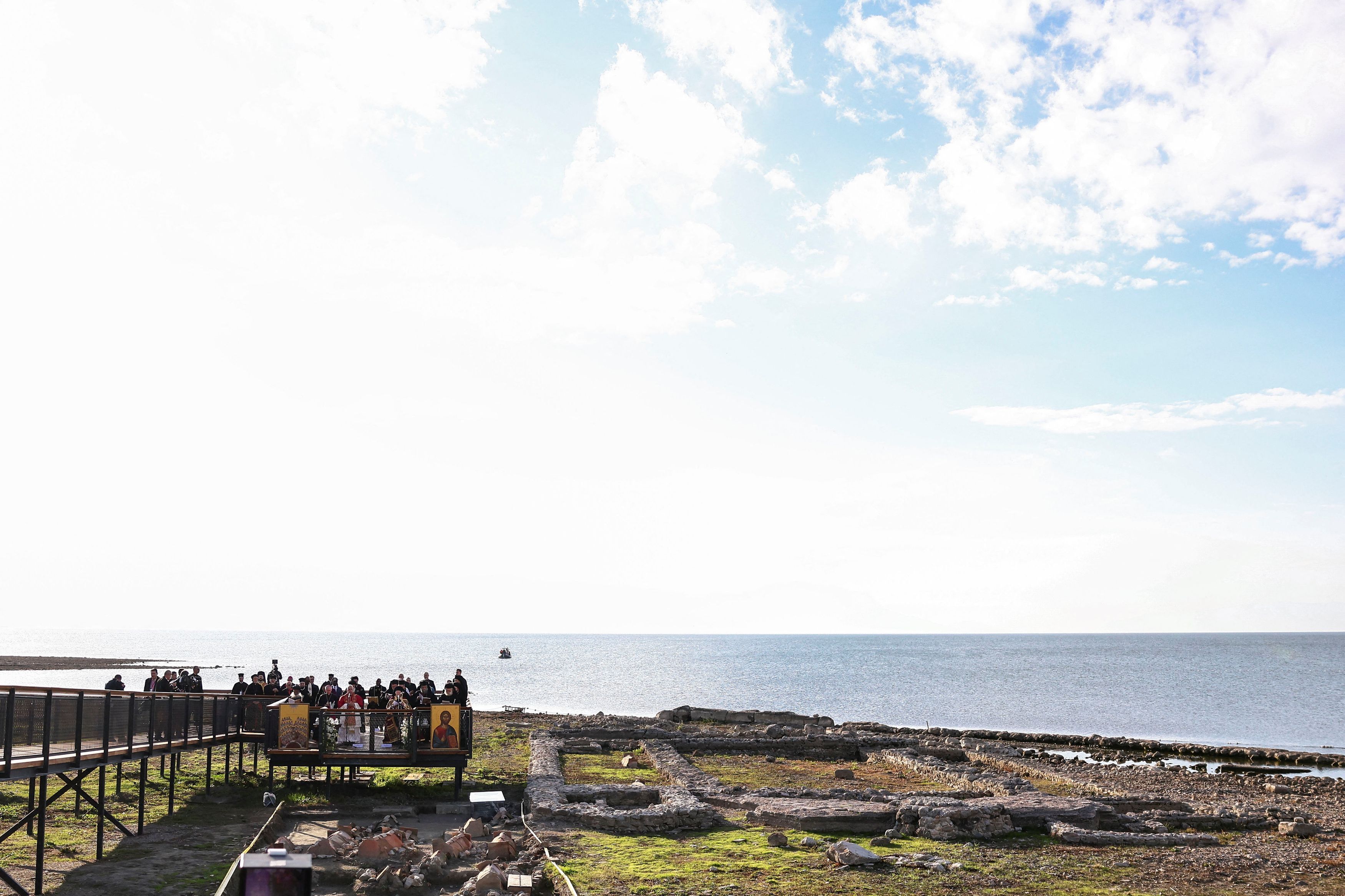 Papa Leone XIV a Nicea, nell'attuale Turchia, per la preghiera ecumenica in occasione dei 1700 anni del primo Concilio ecumenico accanto ai resti archeologici della Basilica del Concilio lungo le sponde del lago / REUTERS