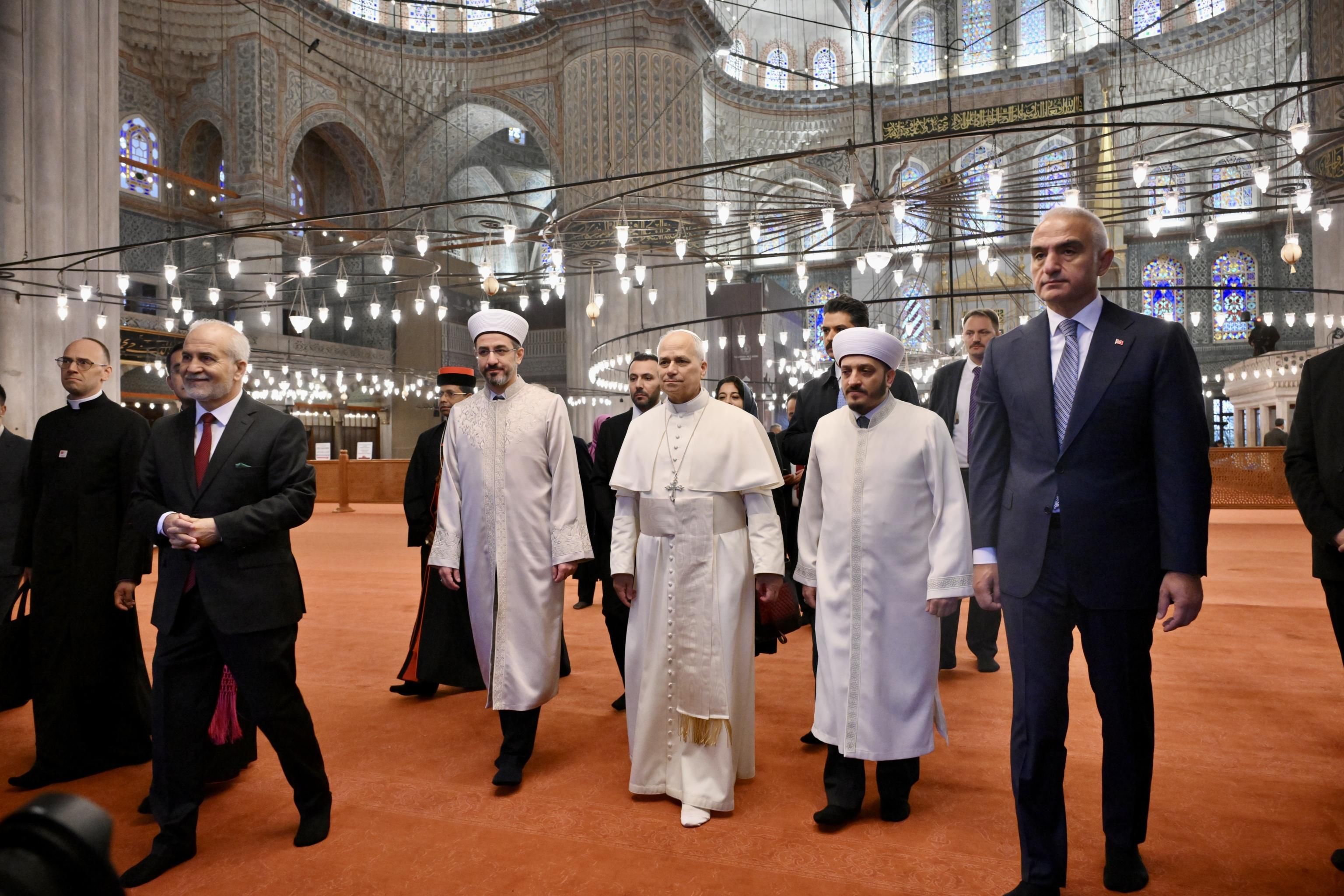 Papa Leone XIV visita la Moschea blu a Istanbul / ANSA