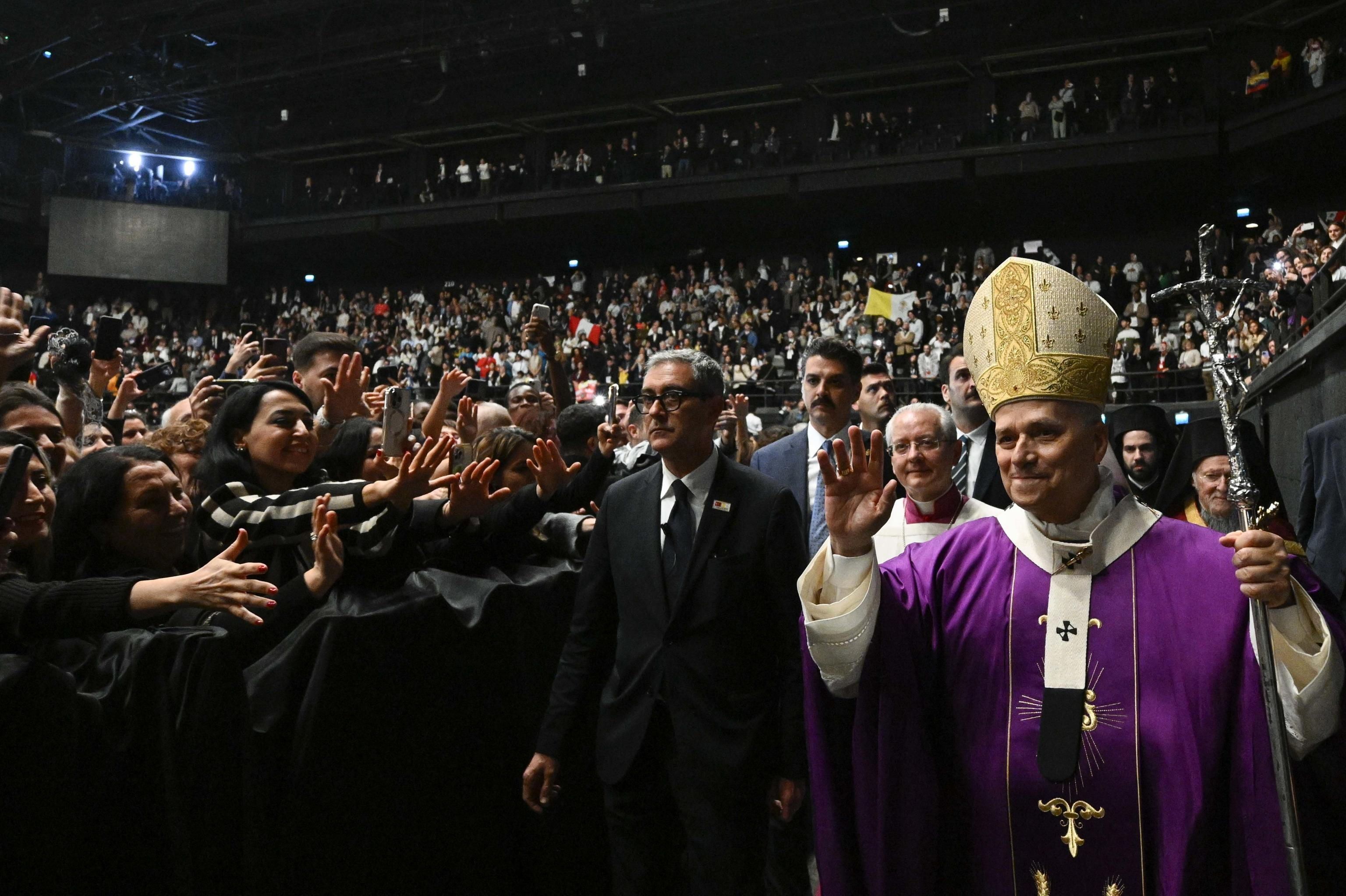 La Messa con papa Leone XIV davanti a 4mila fedeli&nbsp;fra gli spalti della "Volkswagen-Arena", il complesso polivalente che ospita anche le gare di basket a Istanbul / ANSA
