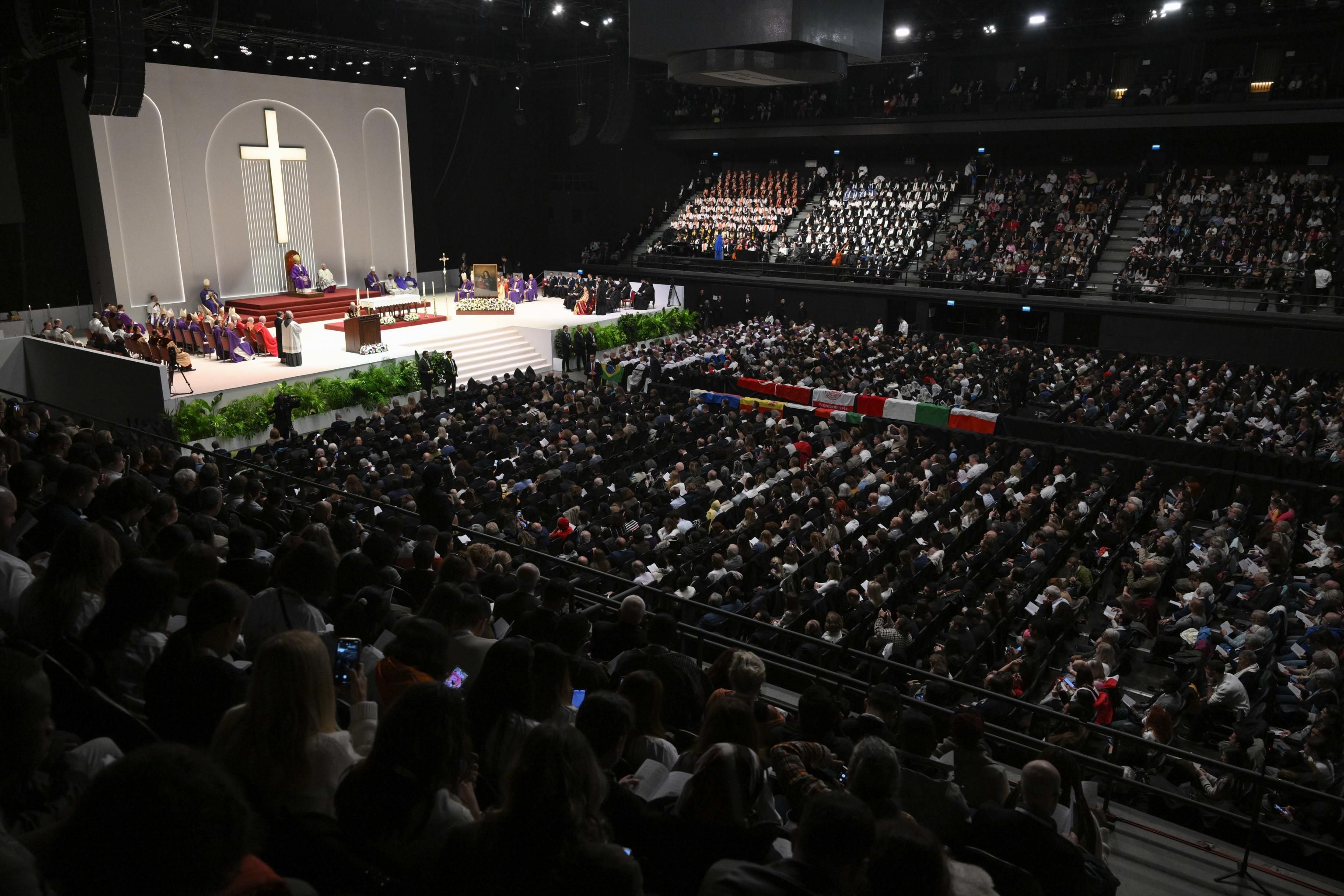 La Messa con papa Leone XIV davanti a 4mila fedeli fra gli spalti della "Volkswagen-Arena", il complesso polivalente che ospita anche le gare di basket a Istanbul / VATICAN MEDIA