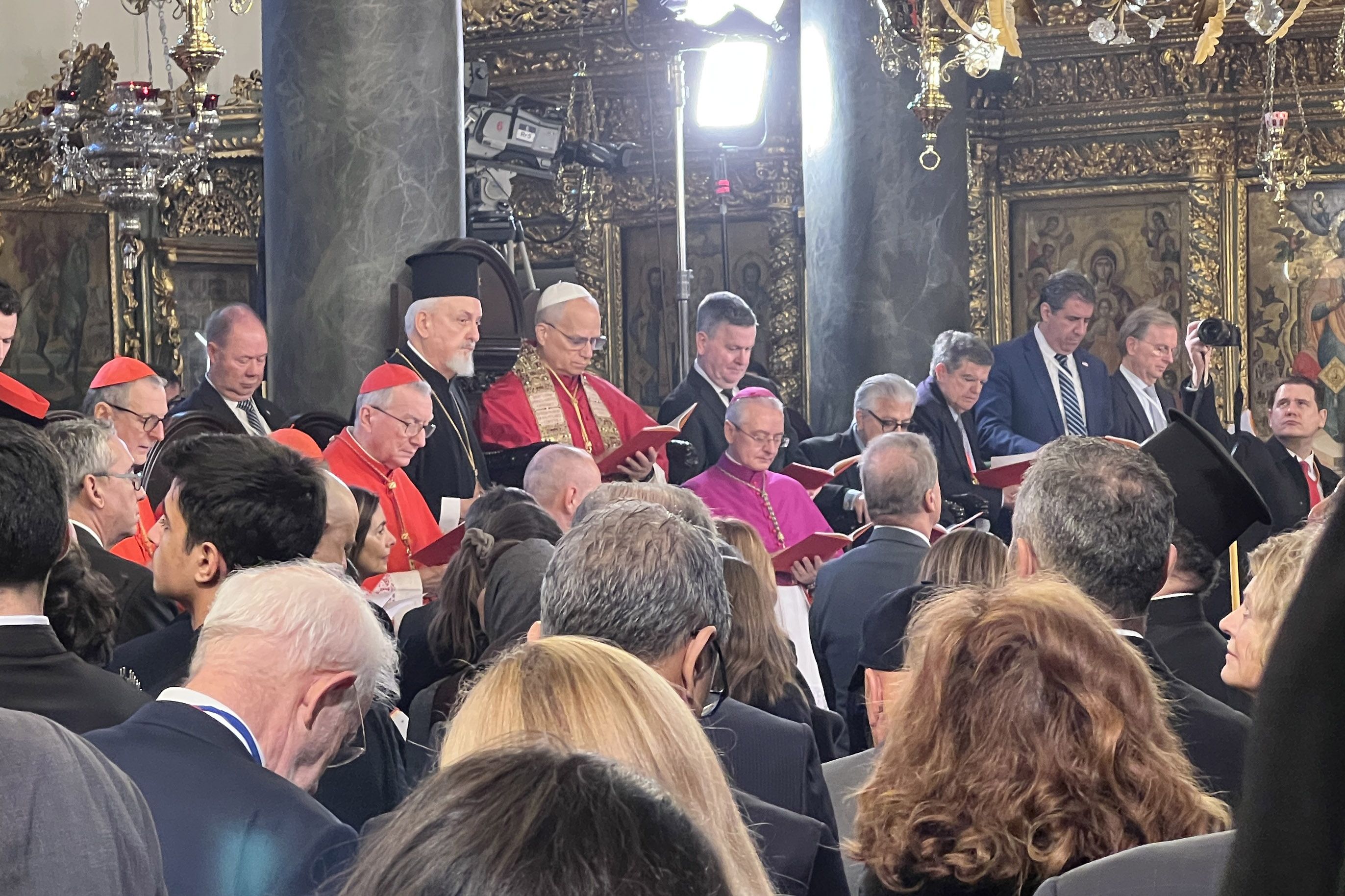 Papa Leone XIV alla Divina Liturgia con il patriarca ecumenico Bartolomeo I nella chiesa della sede del patriarcato ecumenico di Costantinopoli a Istanbul
