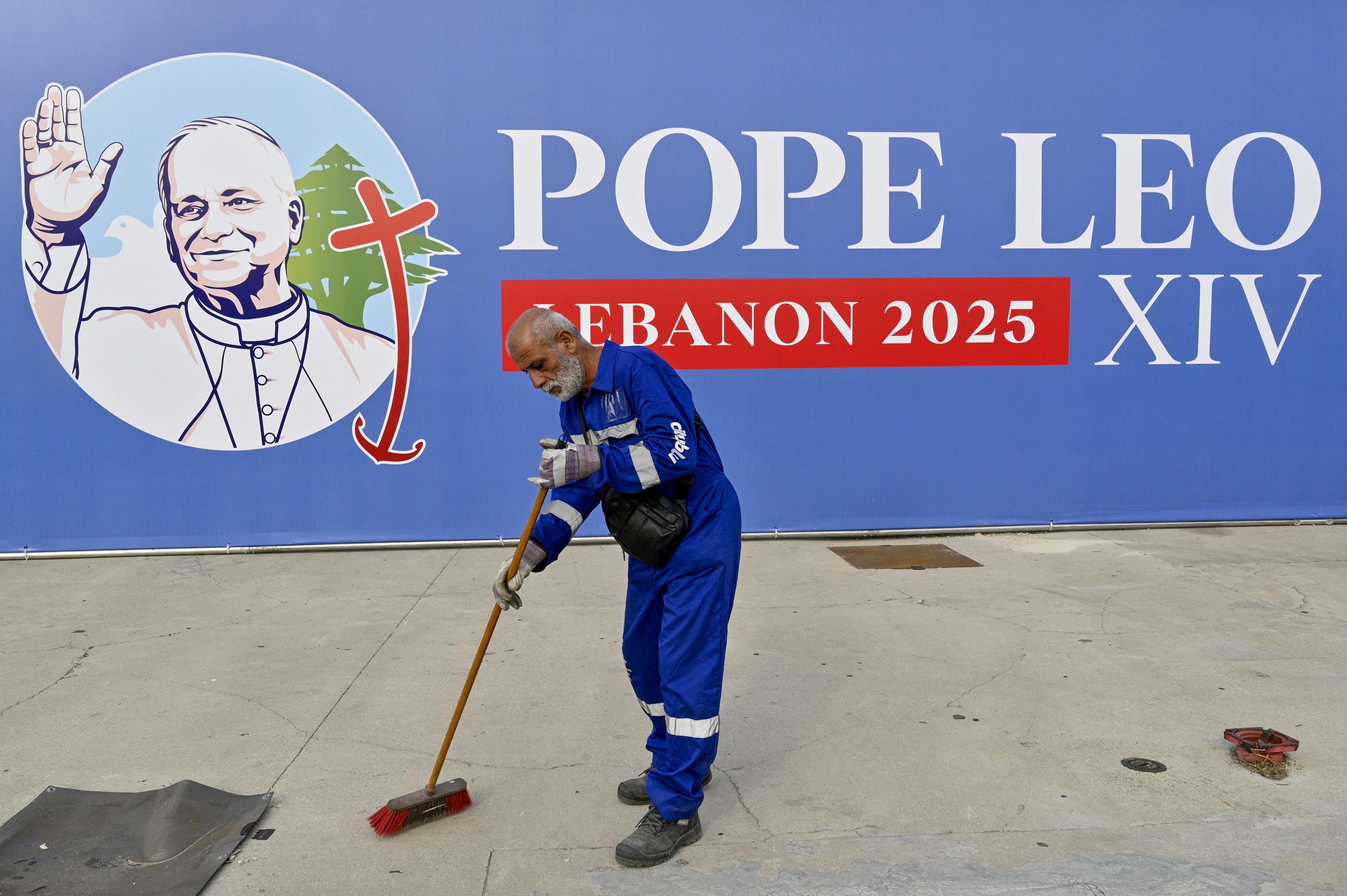 Il logo della visita di papa Leone XIV in Libano lungo le strade di Beirut / ANSA