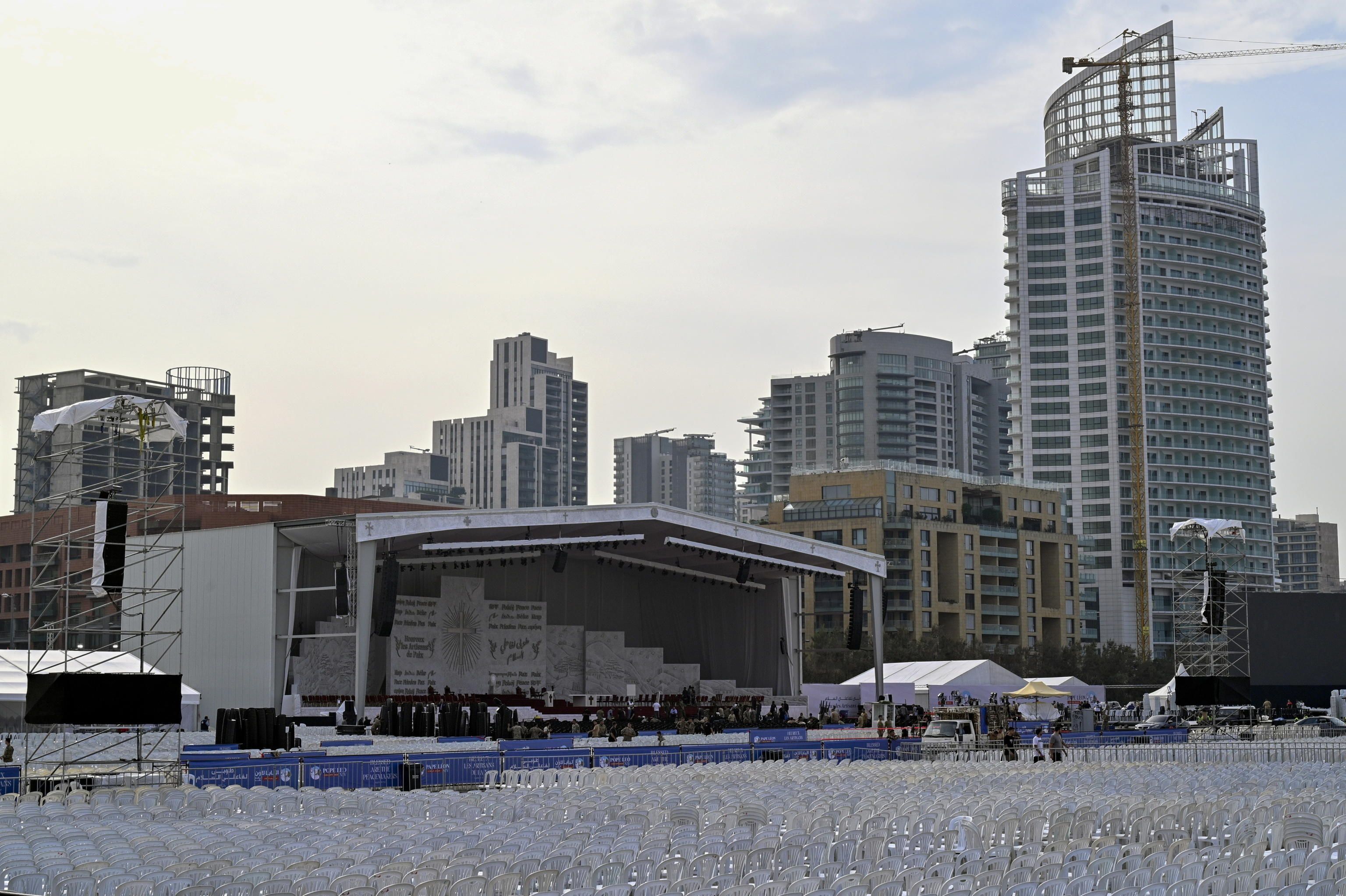 Operai al lavoro per il palco della Messa che Leone XIV presiederà martedì sul lungomare di Beirut / ANSA