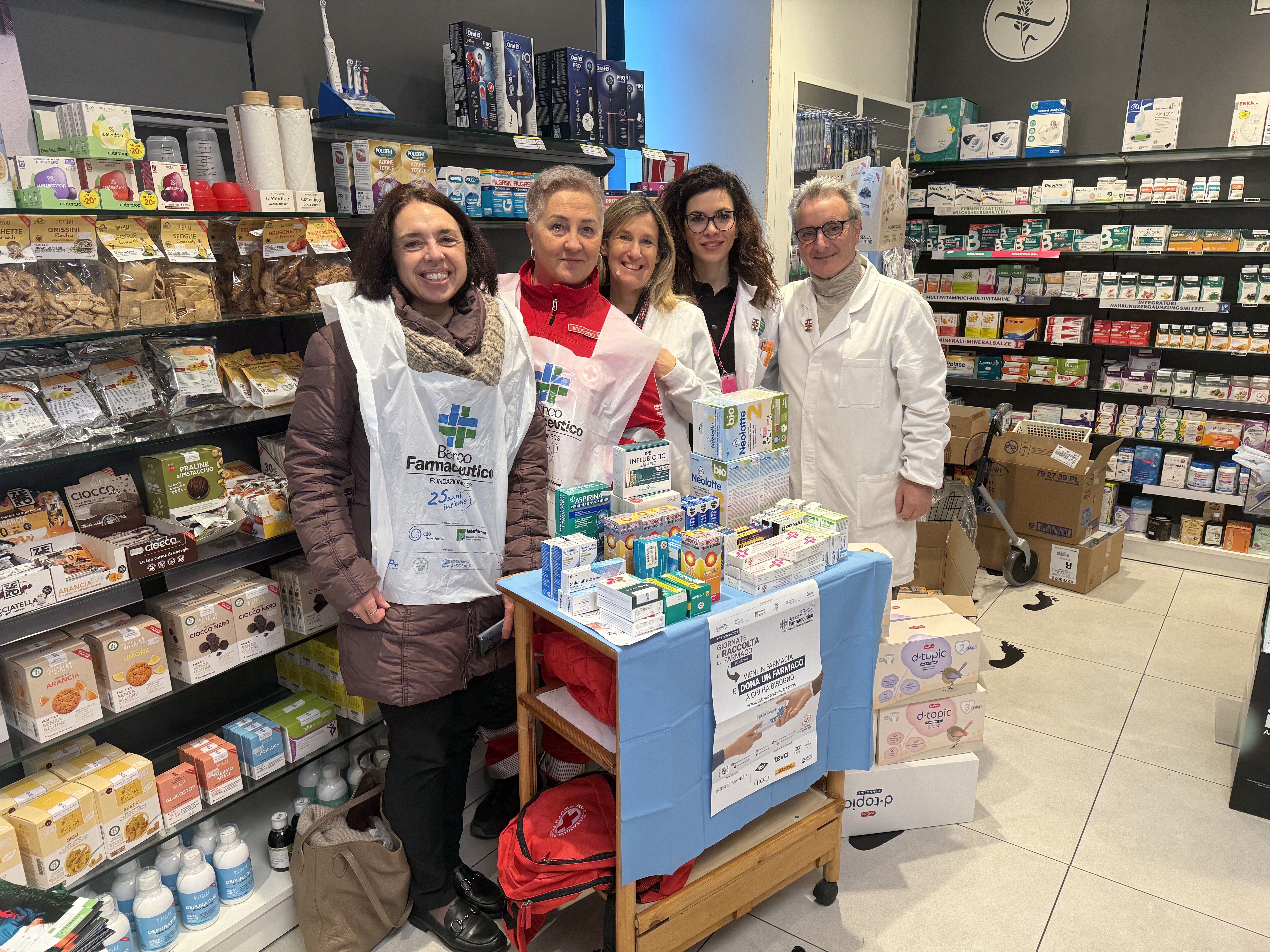 Volontari del Banco in una farmacia