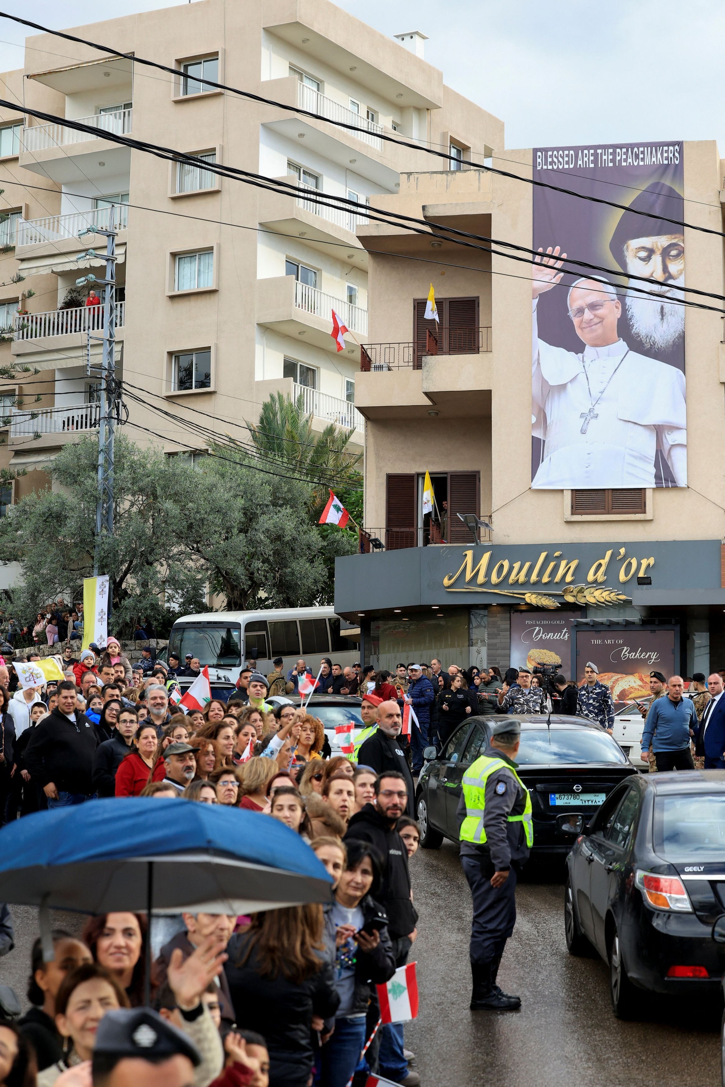 La folla lungo le strade di Beirut per salutare il Papa / REUTERS