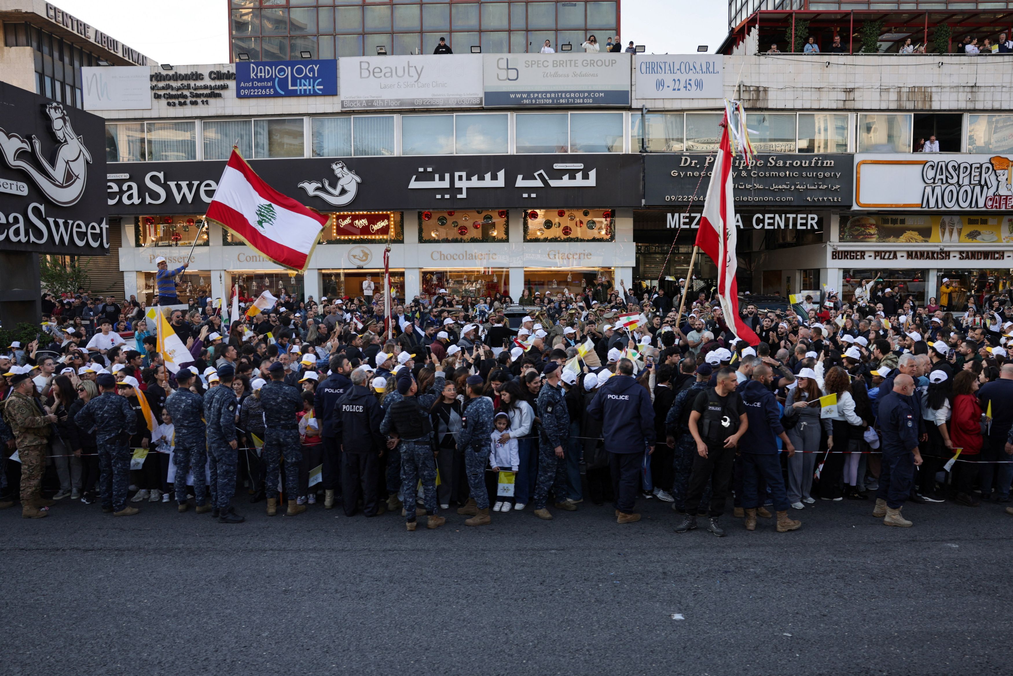 La folla lungo le strade di Beirut per salutare il Papa / REUTERS