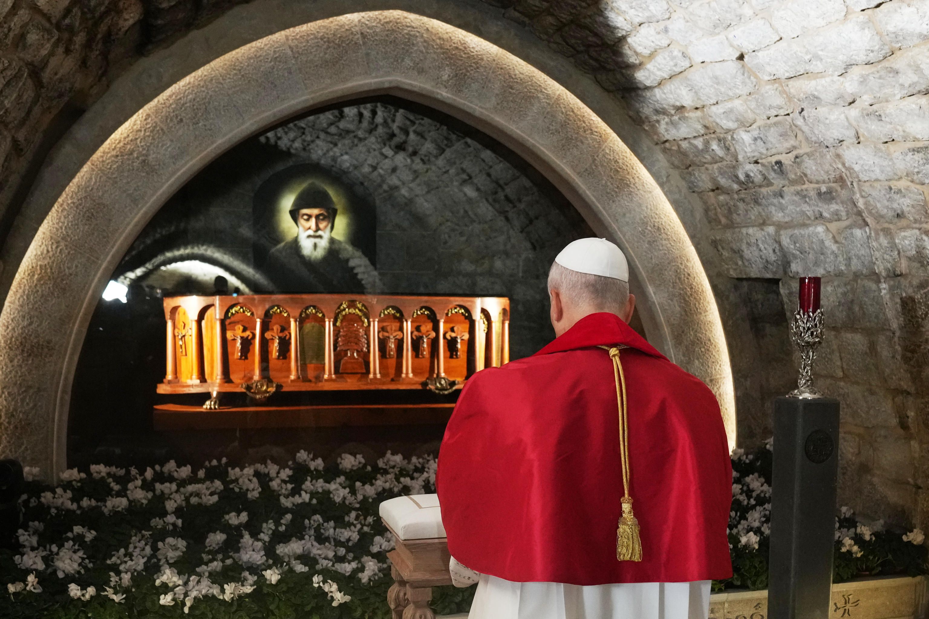 Il Papa in preghiera davanti alla tomba di san Charbel, il monaco dei miracoli che viene considerato patrono del Paese / AP