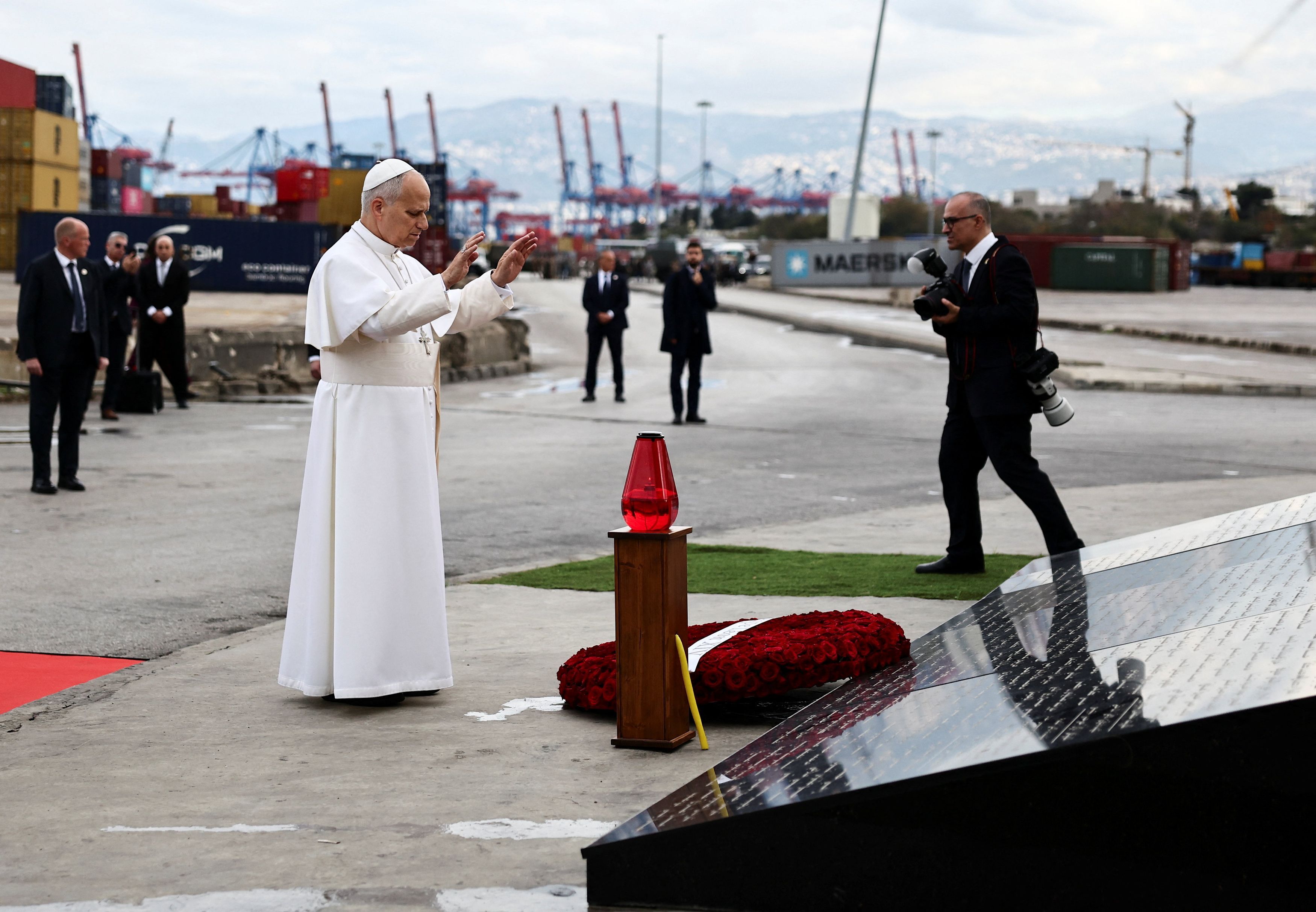 La preghiera di papa Leone XIV al porto di Beirut nel luogo dell'esplosione ancora misteriosa che aveva ucciso nel 2020 oltre 200 persone / REUTERS