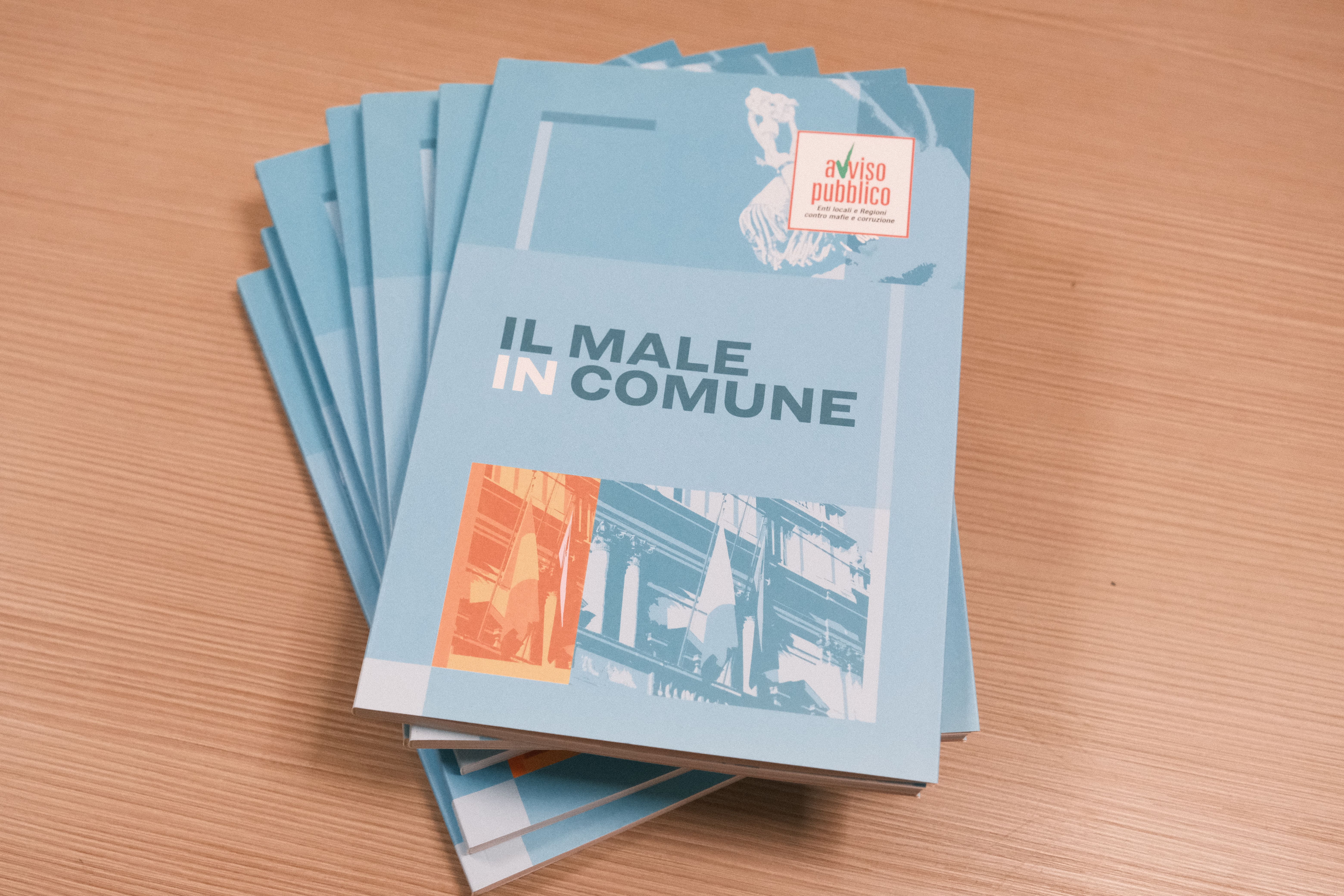Le copie del dossier di Avviso Pubblico, "Il male in Comune", presentato a Roma.