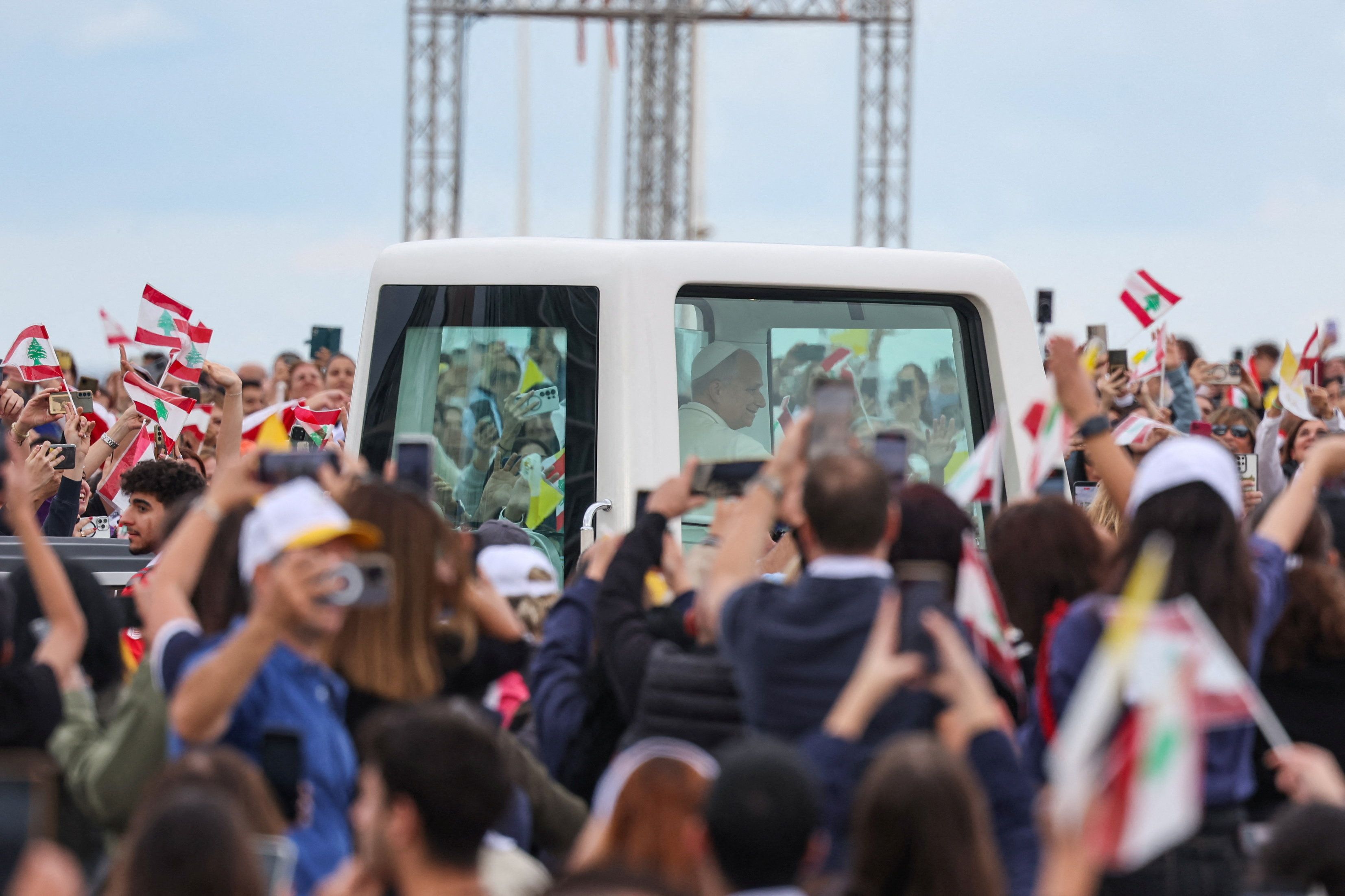 Leone XIV fra le oltre 100mila persone che partecipano alla Messa nella spianata affacciata sul marea conclusione della visita in Libano / REUTERS