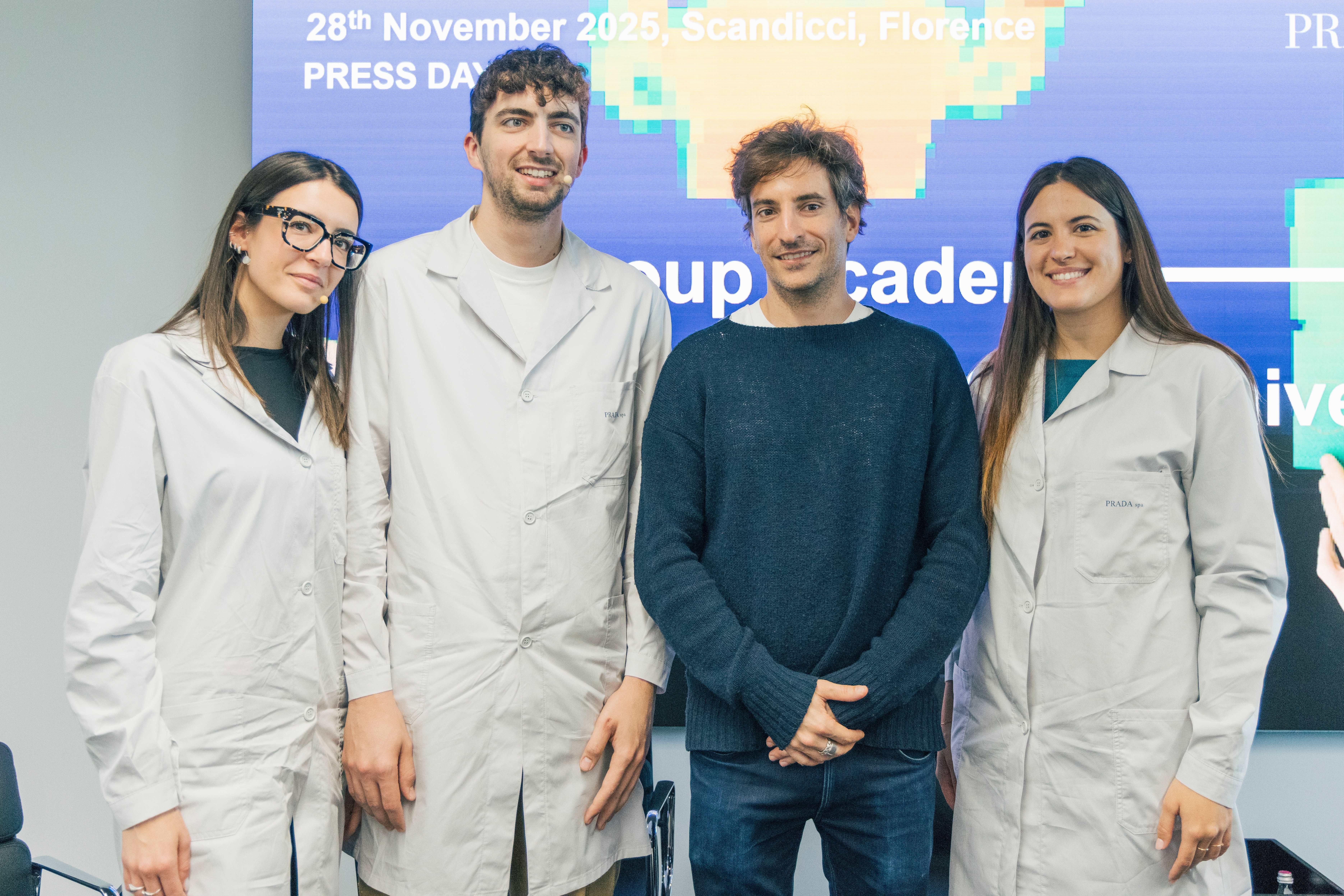 Lorenzo Bertelli, chief marketing officer e responsabile della sostenibilità del Gruppo Prada, insieme a tre giovani allievi della Prada Academy