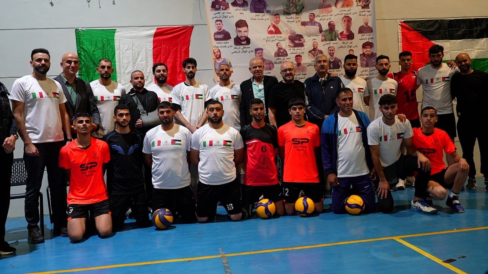Una foto di gruppo di Mauro Berruto (in piedi, il settimo da destra) con gli atleti della nazionale palestinese di pallavolo e i loro allenatori nella palestra di Ramallah / M.B.