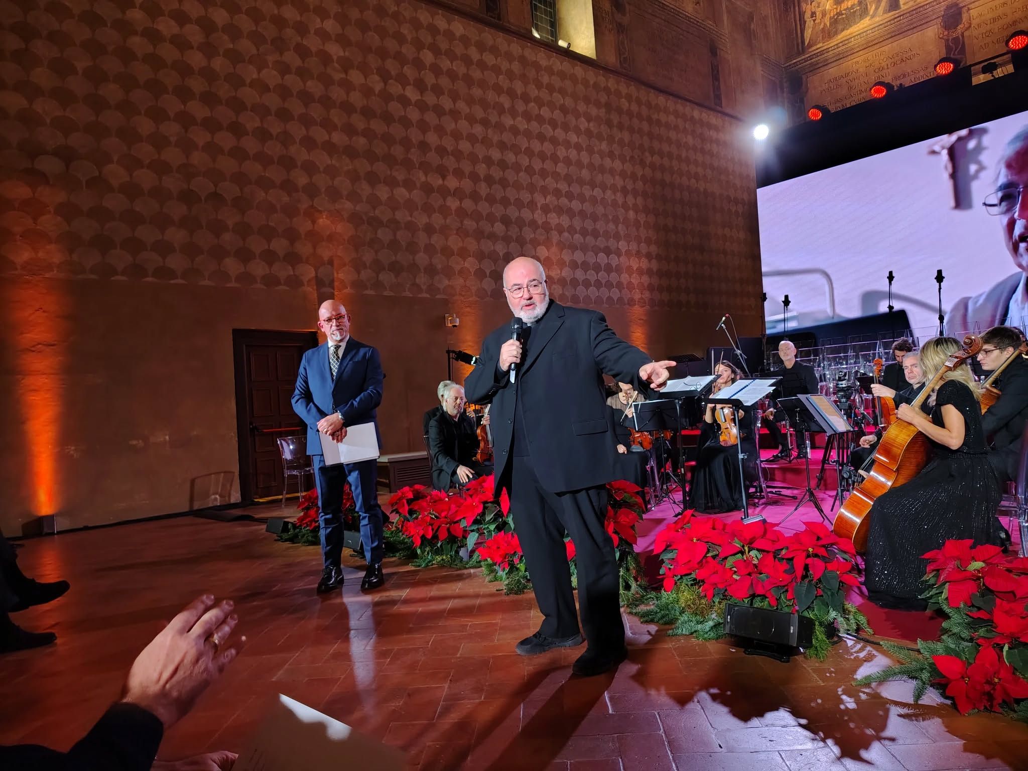 Don Massimo Angelelli durante la serata del "Magnificat di Maria"