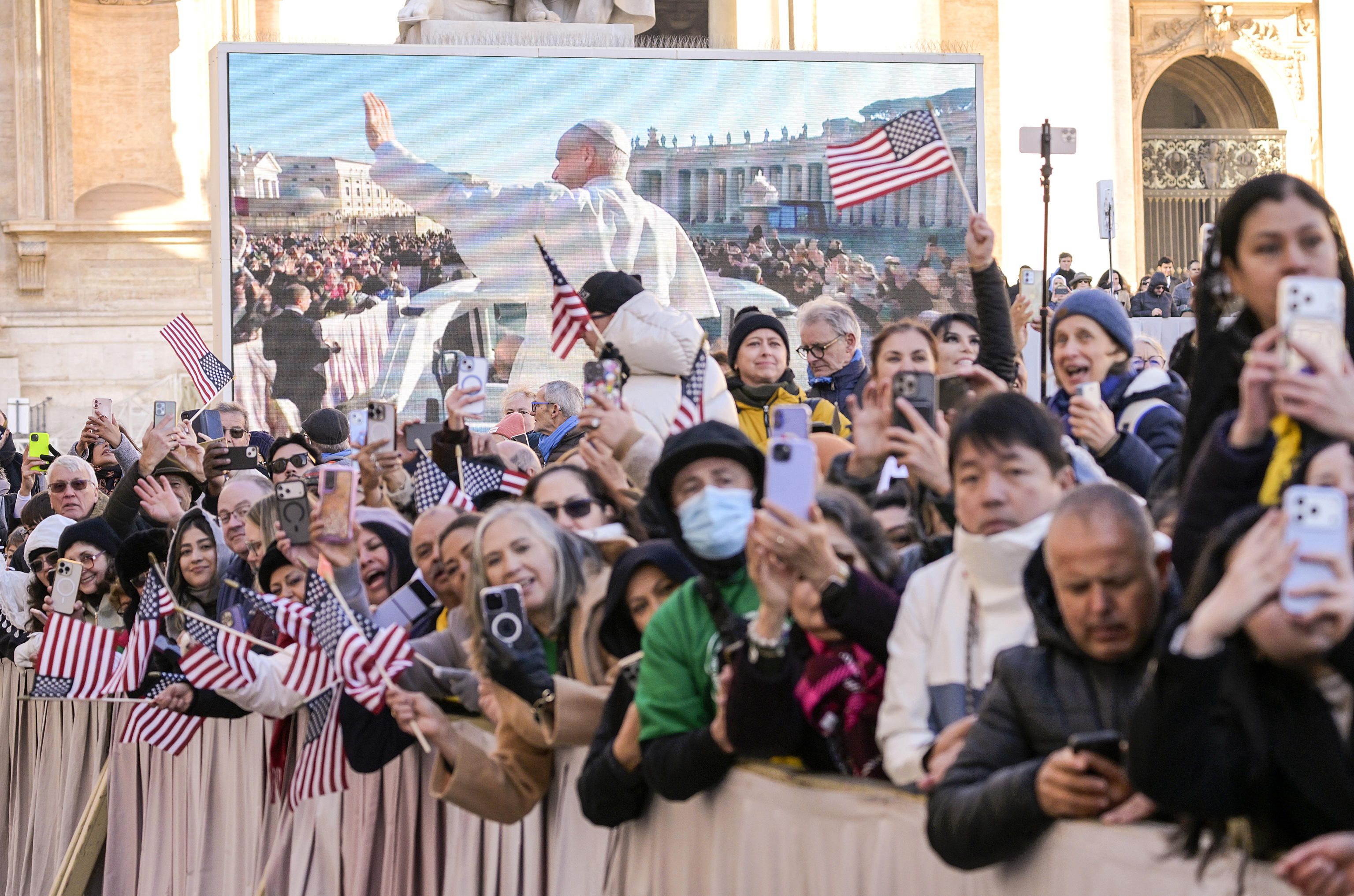 Fedeli statunitensi in piazza San Pietro per l'udienza generale, 10 dicembre 2025 (ANSA)