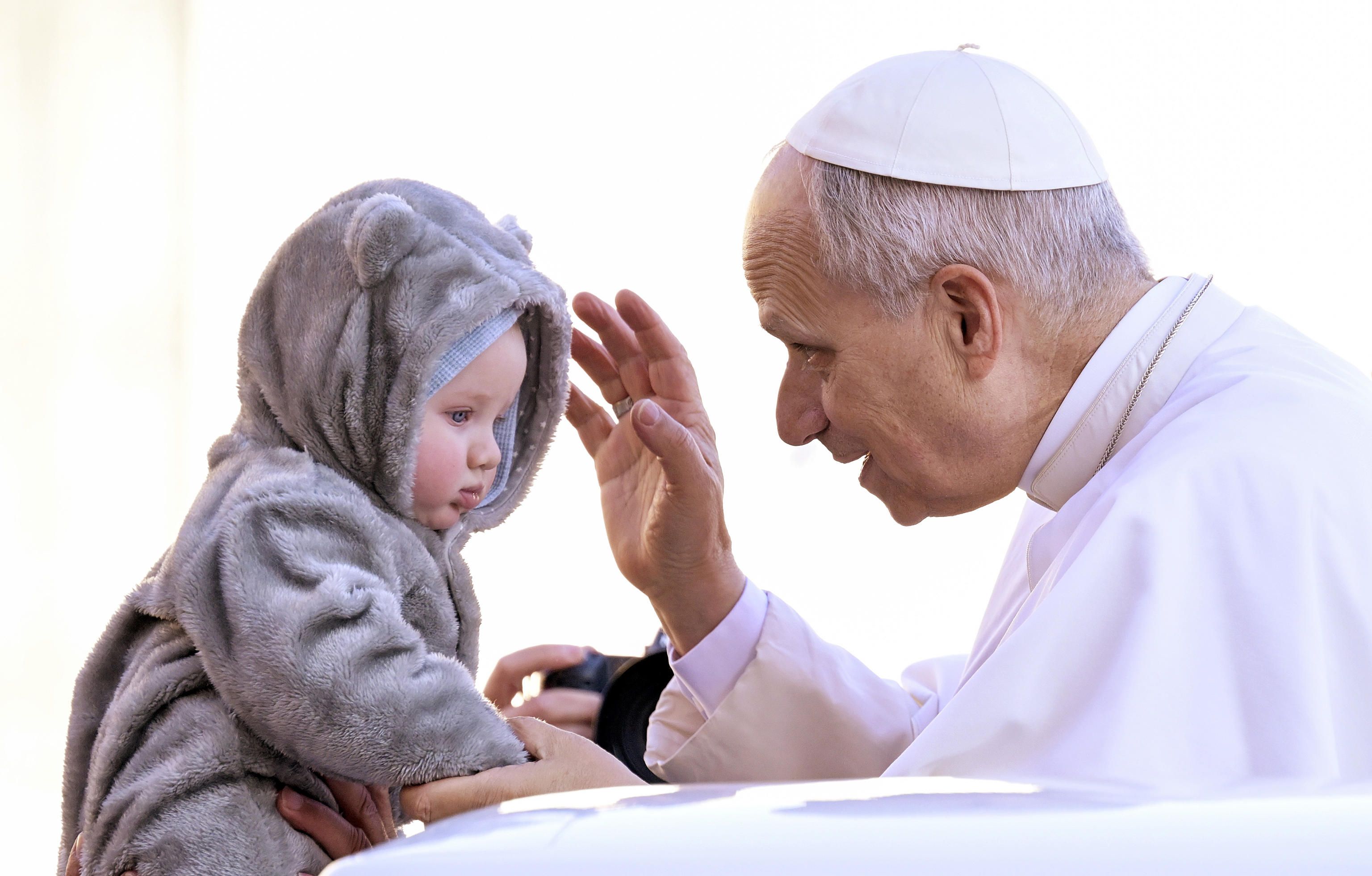 Papa Leone XIV benedice un bambino prima dell'udienza generale, 10 dicembre 2025 (ANSA)