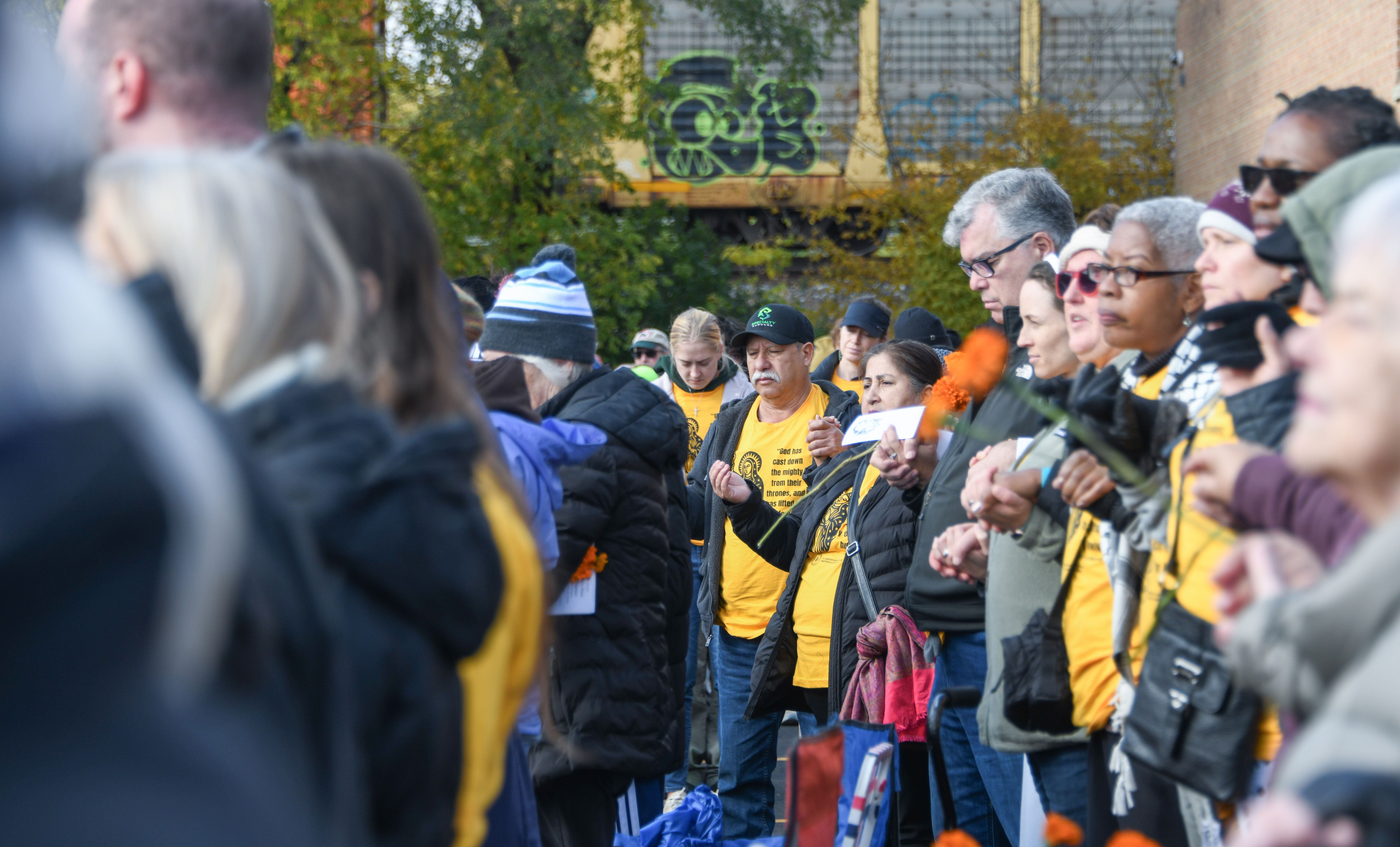 Cattolici di Chicago partecipano alla Messa a Broadwiev, 1 novembre 2025 - (Deb Winarski)