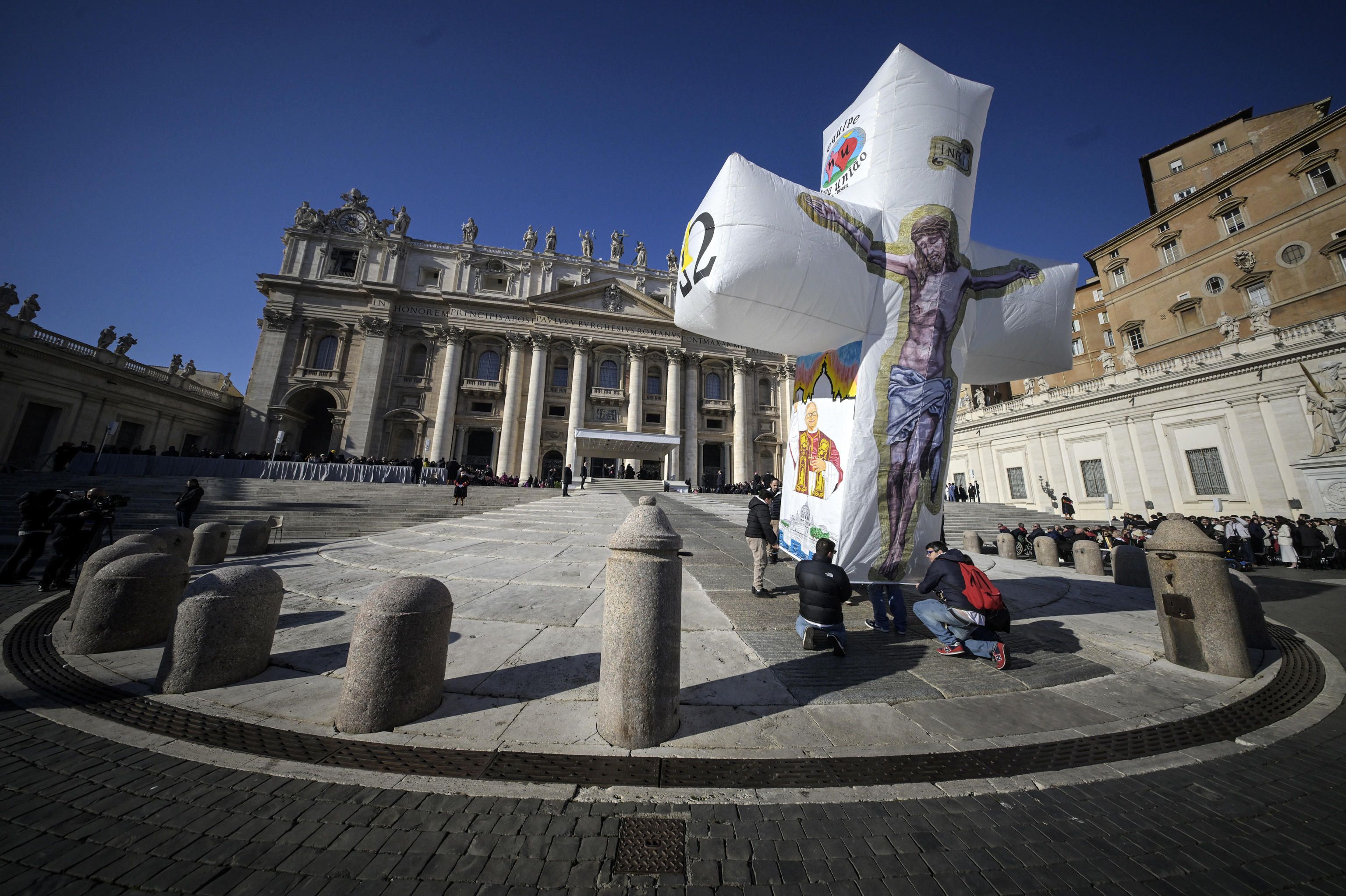Un pallone ad aria a forma di croce regalato al Papa dai fedeli dell'isola di Ventotene durante l'udienza generale, 10 dicembre 2025 (ANSA)