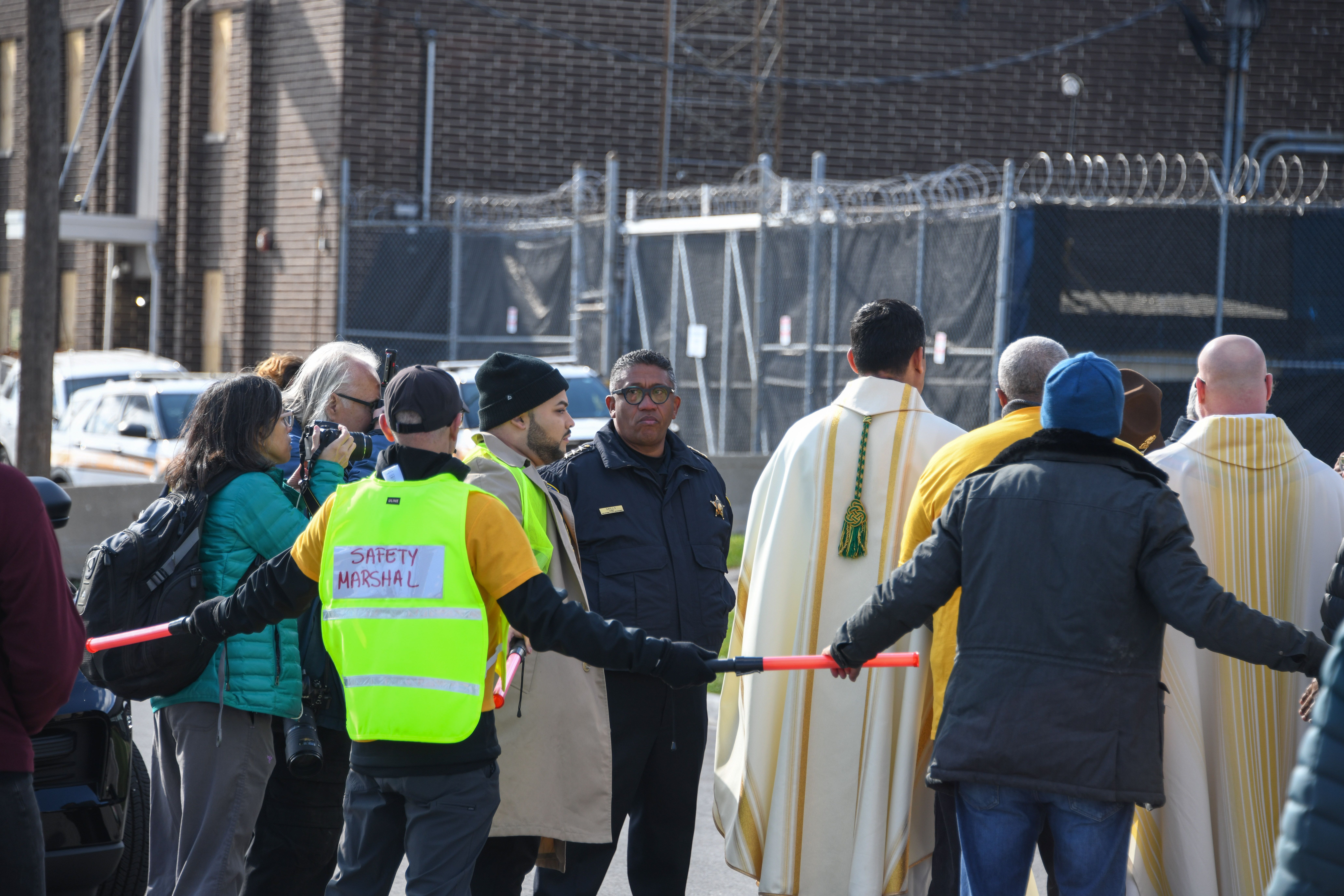 Il vescovo ausiliare di Chicago, José Maria Garcia Maldonado, prova ad entrare nel centro di detenzione di Broadview per distribuire l'Eucarestia, 1 novembre 2025 (Deb Winarski)