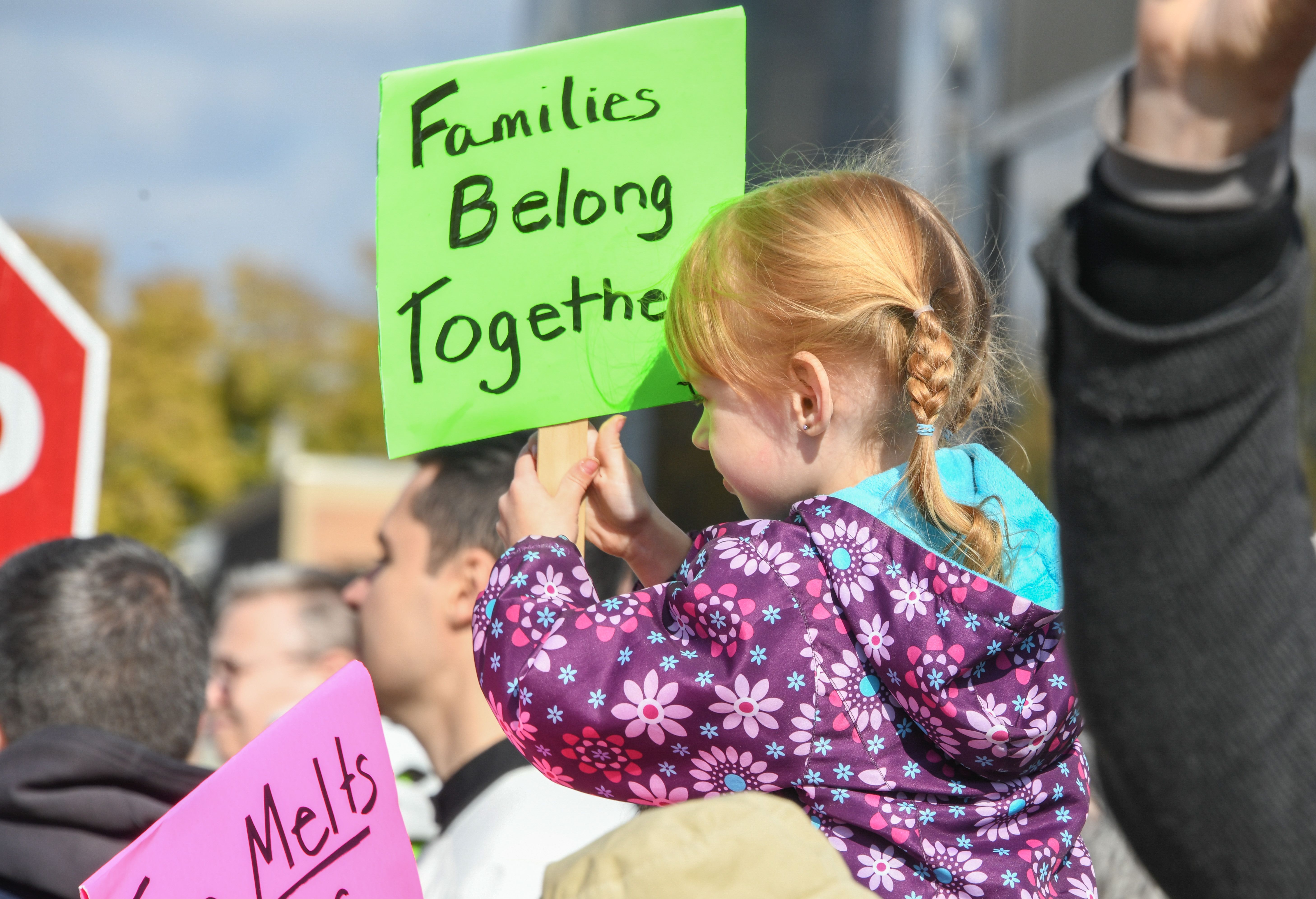 Una bambina espone un cartello in difesa dei migranti detenuti, 1 novembre 2025 - (Deb Winarski)