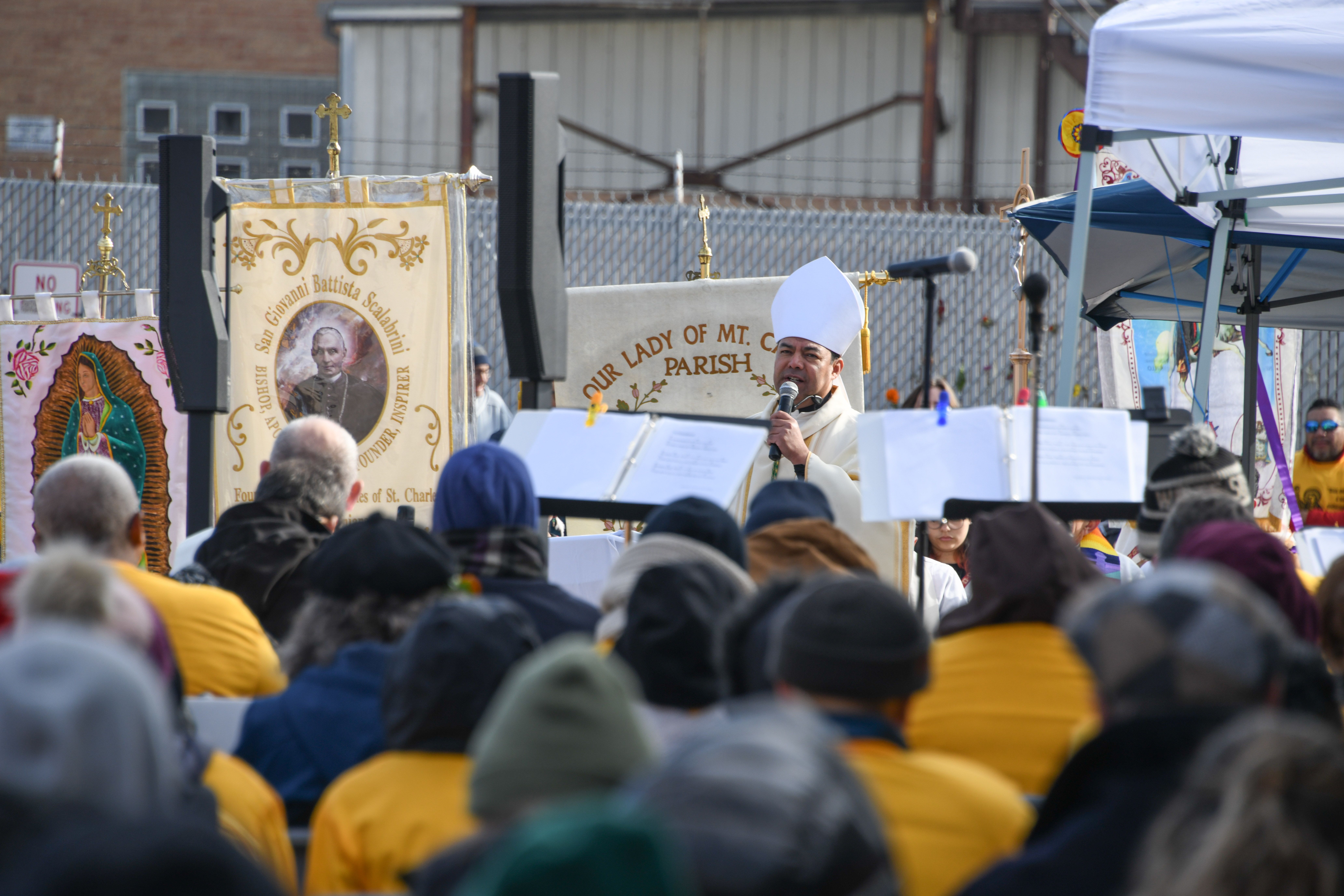 Il vescovo ausiliare di Chicago, José Maria Garcia Maldonado, mentre celebra la Messa davanti al centro di detenzione per migranti di Broadview, 1 novembre 2025 (Deb Winarski)