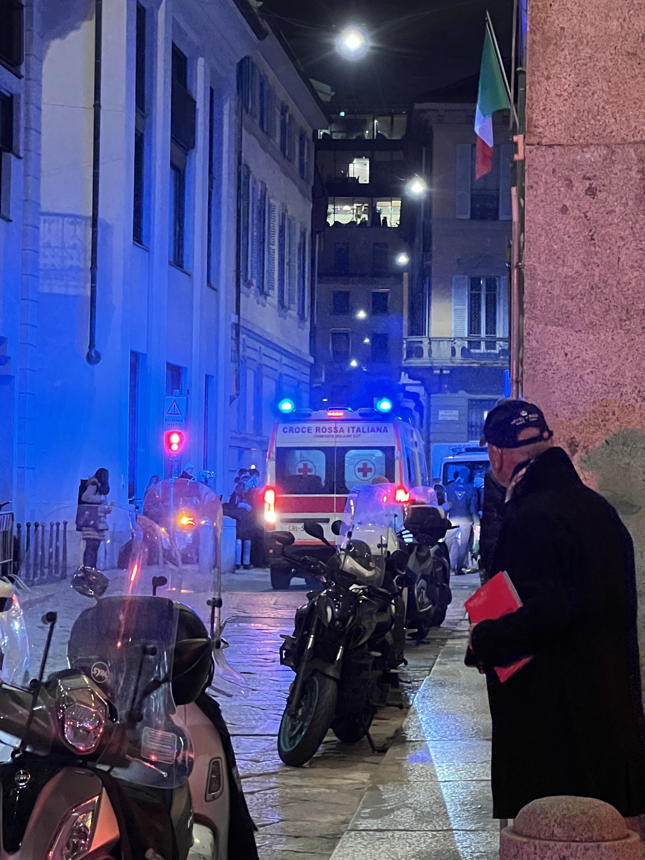 L'ambulanza in via Filodrammatici accanto al teatro alla Scala