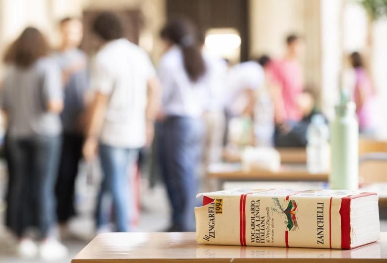 Un vocabolario di italiano su un banco di scuola