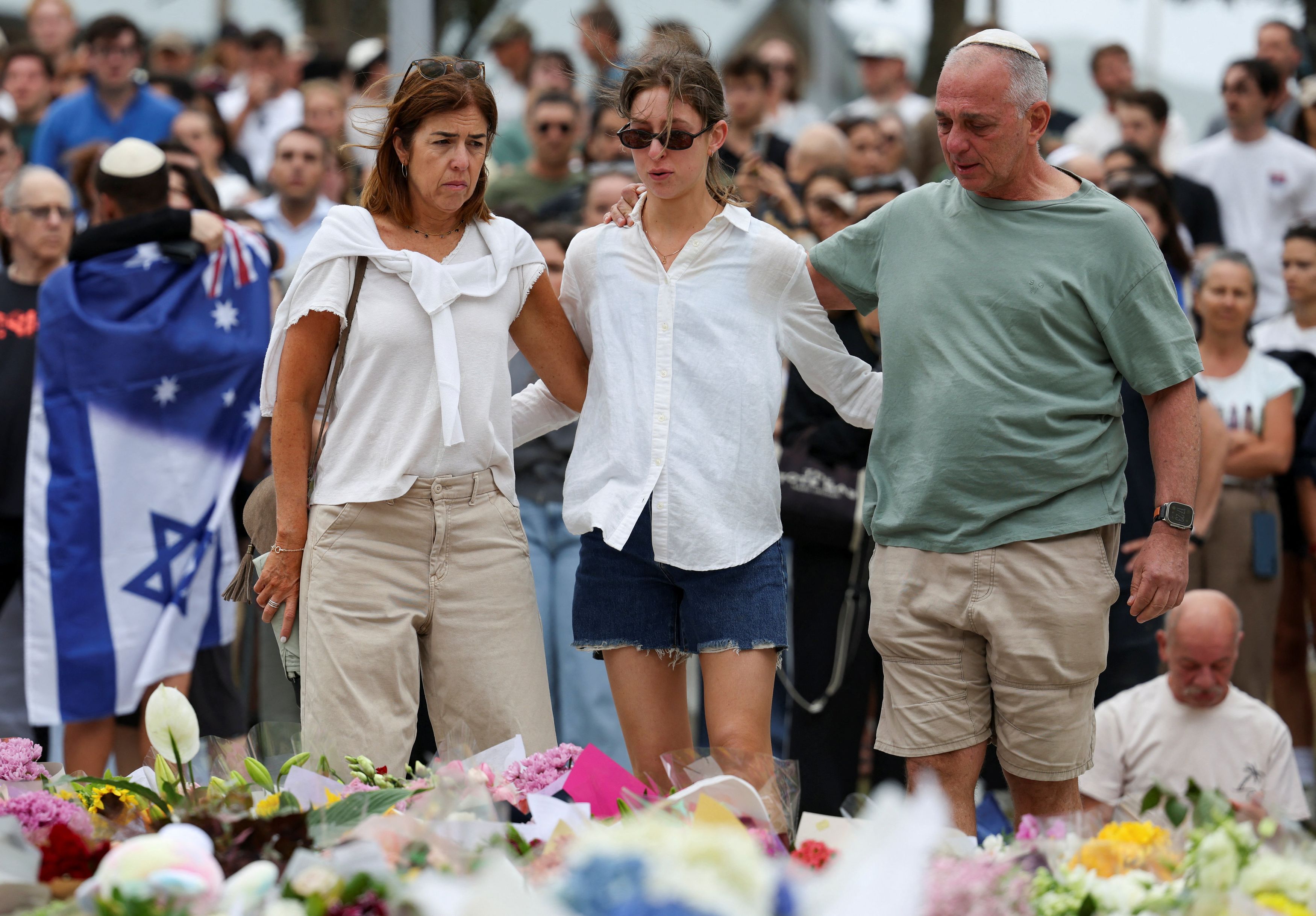 Alcuni familiari delle vittime in un momento di raccoglimento / REUTERS